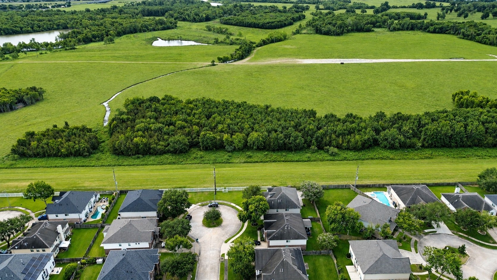 8126 BUFFALO SPRINGS COURT, Sugar Land, TX 77479 THE LOCATION OFFERS A RARE SENSE OF SPACE WHILE REMAINING WITHIN AN ESTABLISHED SUGAR LAND COMMUNITY.