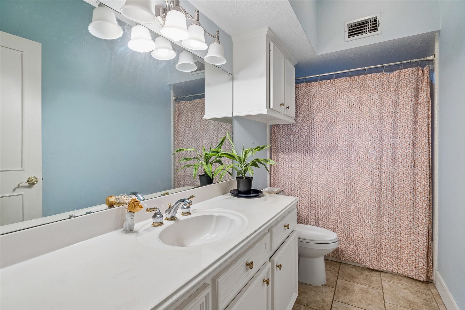 additional full bath on the 1st floor