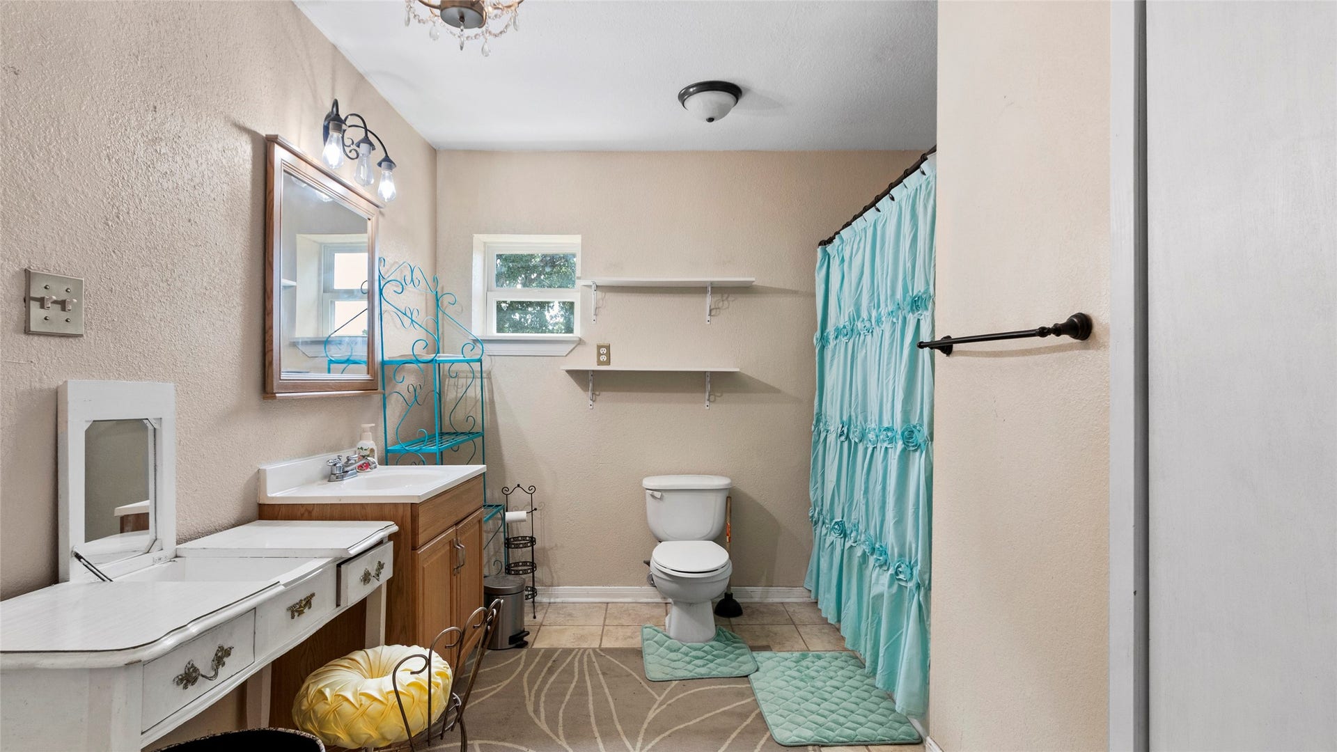 11939 11th Street, Santa Fe, TX 77510 2nd Floor Bathroom