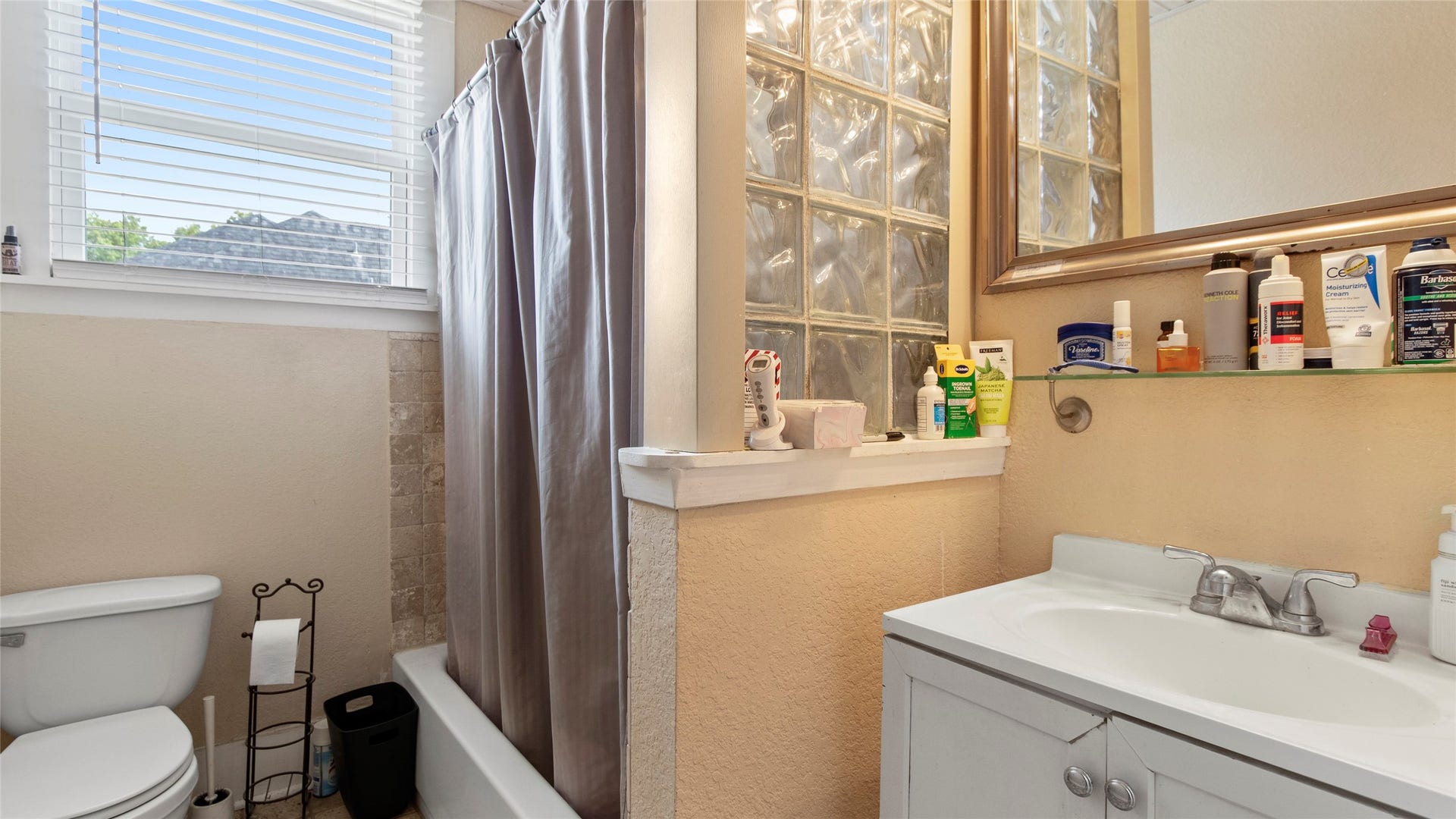 11939 11th Street, Santa Fe, TX 77510 1st Floor Bathroom
