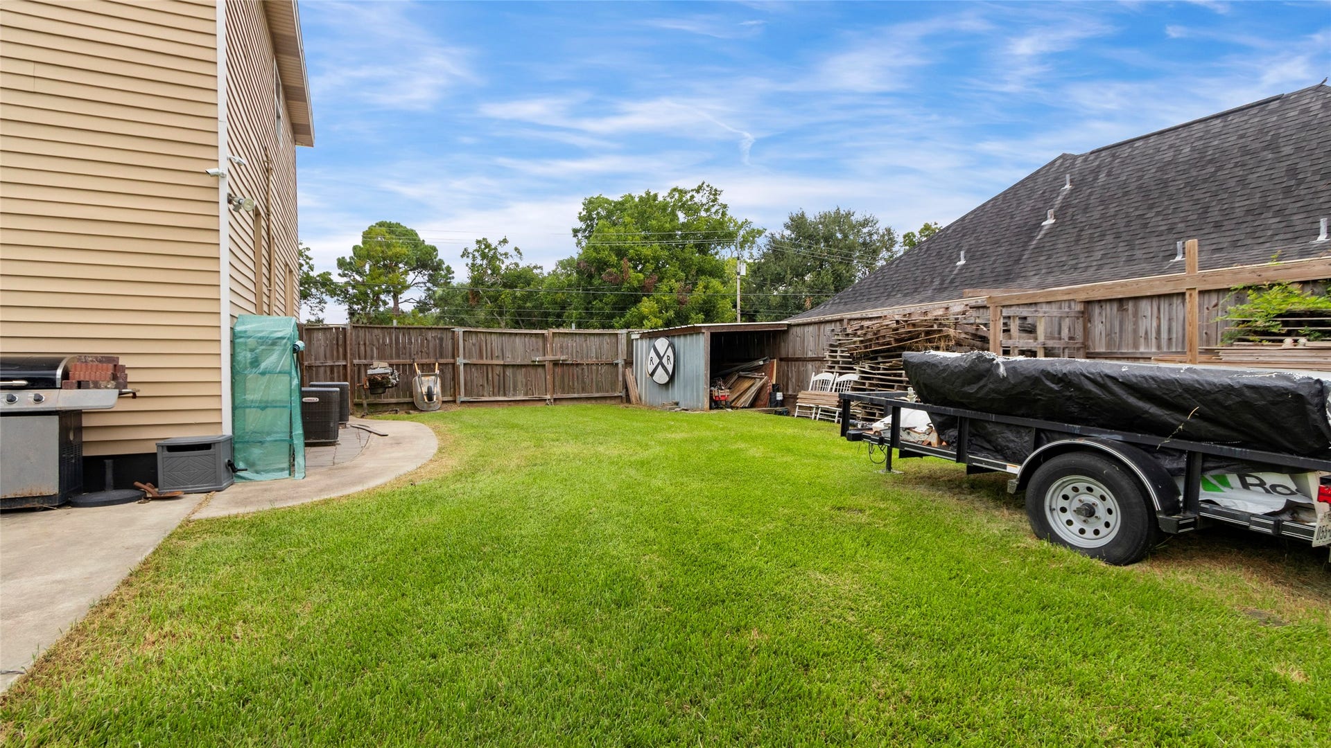 11939 11th Street, Santa Fe, TX 77510 Side yard / large gate for storing recreational vehicles, trailers, etc