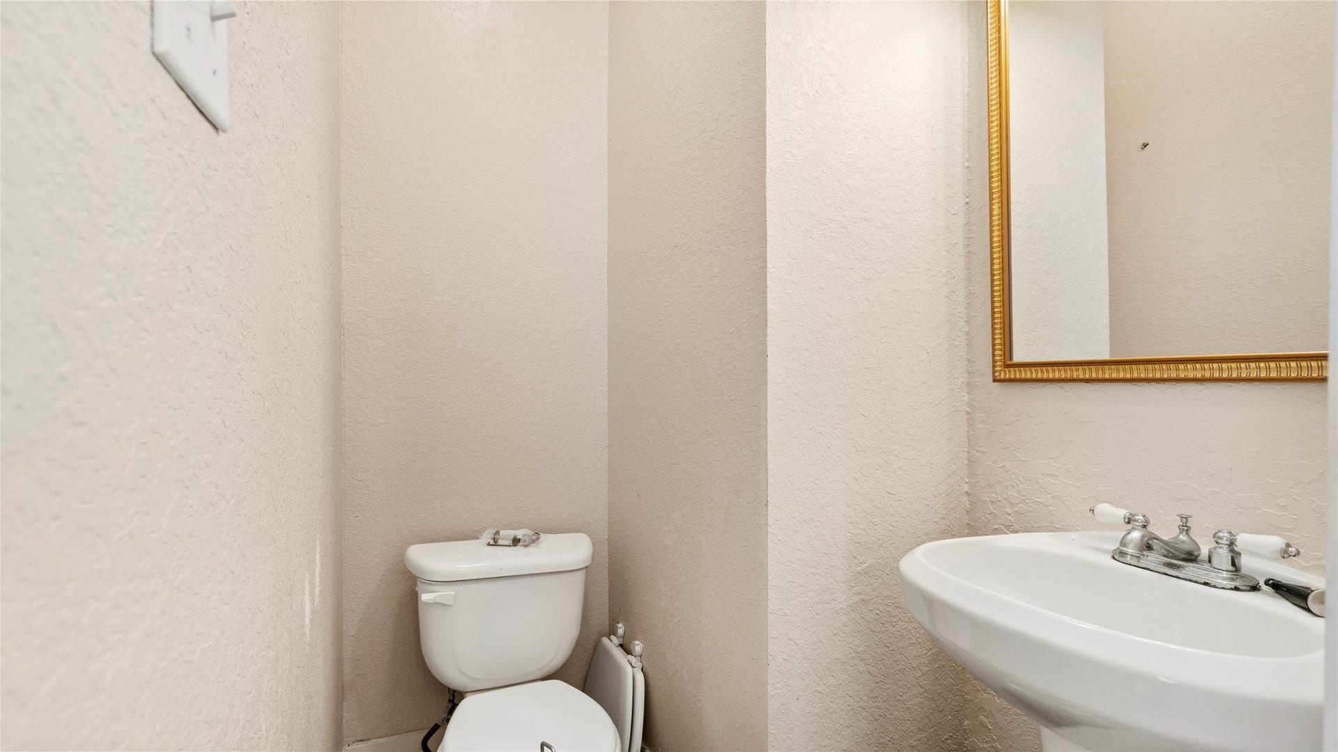 11939 11th Street, Santa Fe, TX 77510 Primary Bedroom Half Bath - 1st Floor