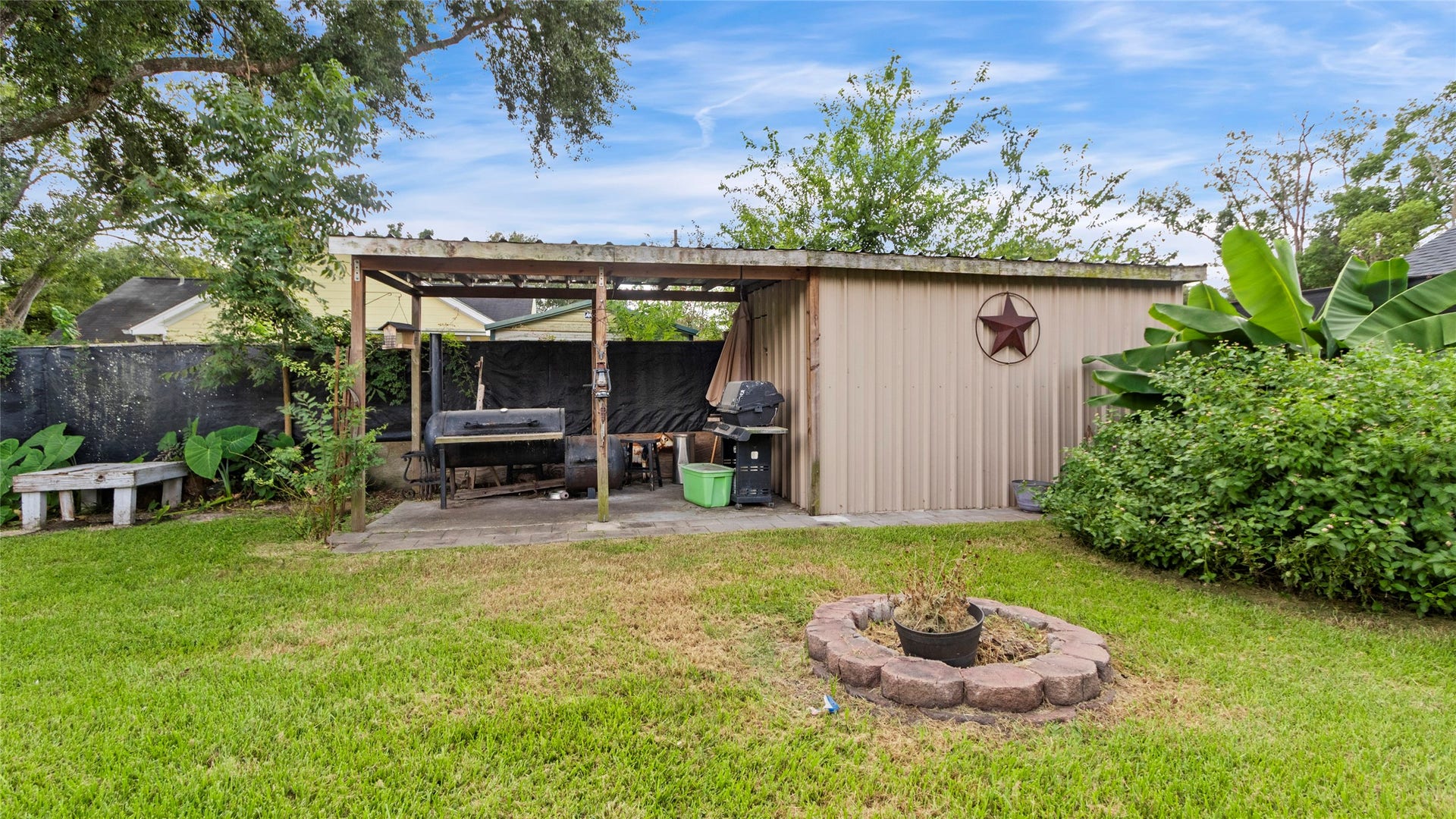 11939 11th Street, Santa Fe, TX 77510 Outdoor grill/kitchen for entertaining