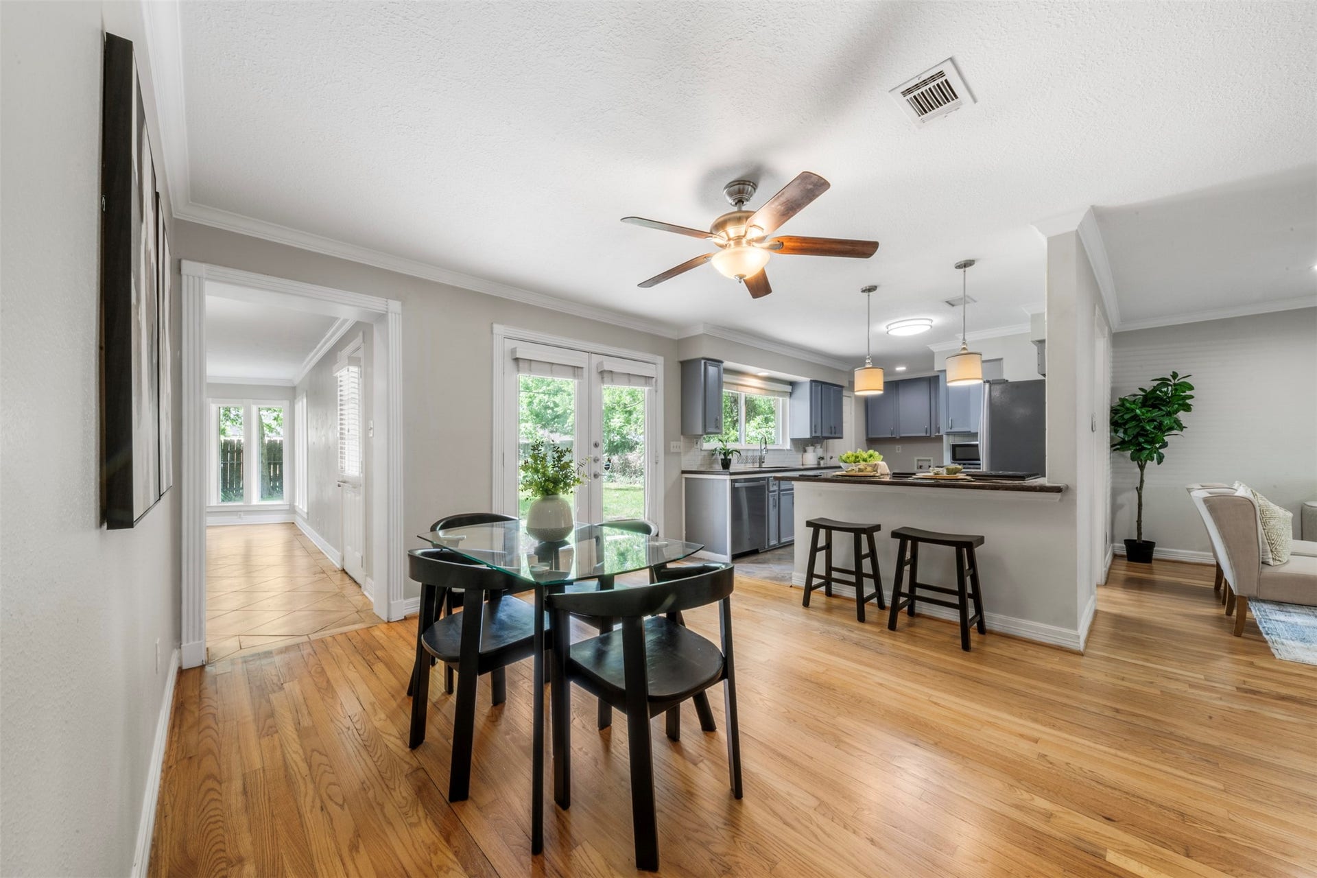 Whether it's a small table for 4 or a larger table for 8, this breakfast nook has plenty of space.