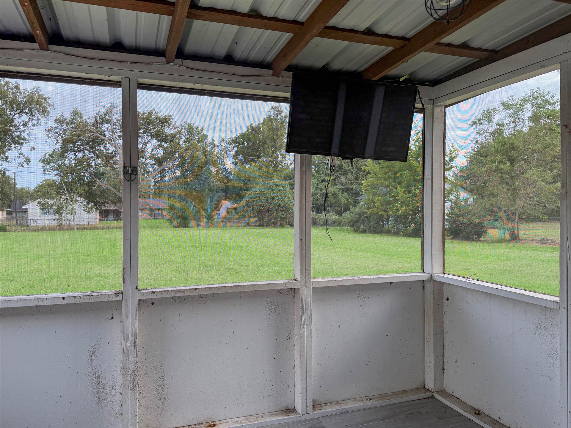 816 W Mulberry, Angleton, TX 77515 Small screened-in back porch overlooking the spacious backyard, offering a relaxing spot to enjoy the outdoors.