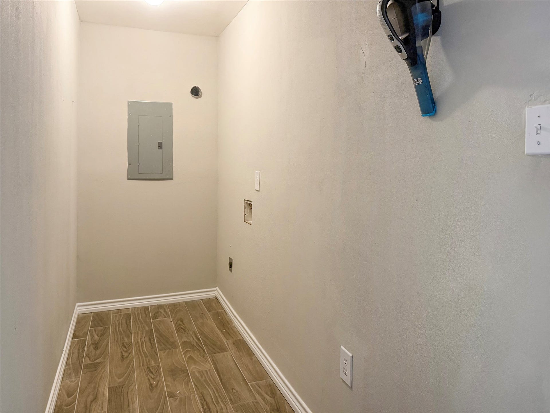 816 W Mulberry, Angleton, TX 77515 Convenient pass-through laundry room connects the garage to the kitchen, providing easy access and a functional space for everyday laundry needs.