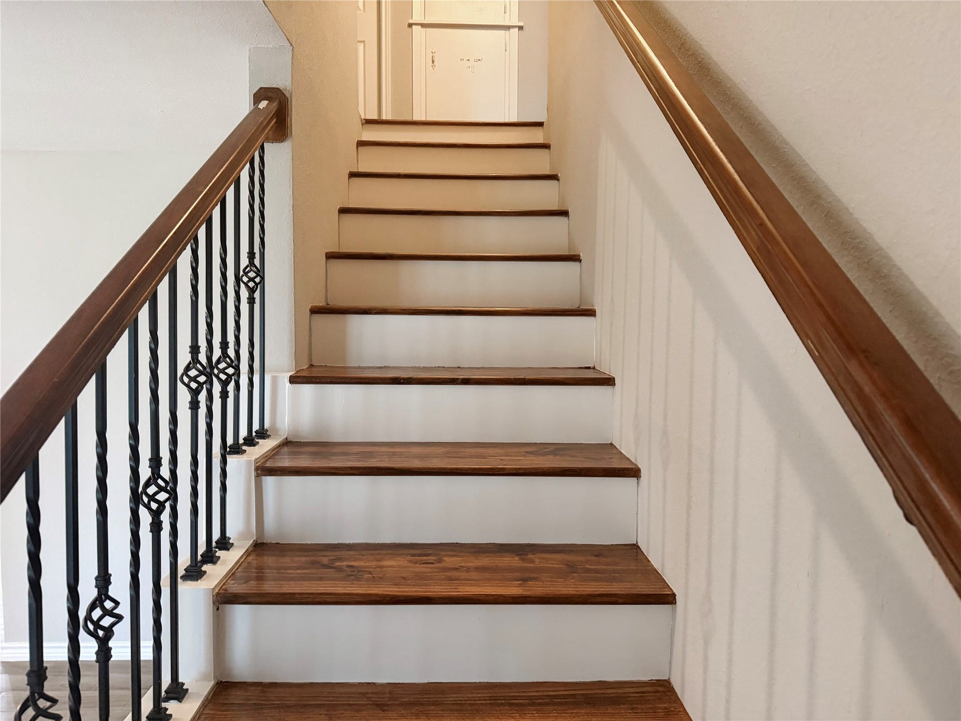 816 W Mulberry, Angleton, TX 77515 Staircase conveniently located near the front entry provides easy access to the second floor.