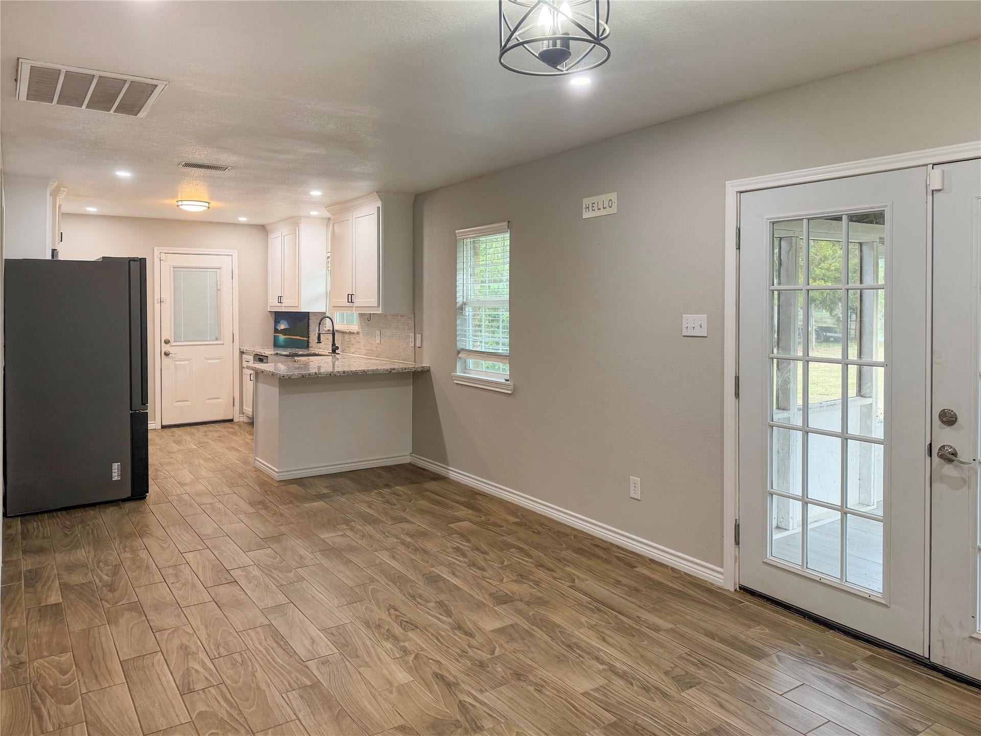 816 W Mulberry, Angleton, TX 77515 Open dining area flows seamlessly into the kitchen, creating a convenient space for everyday meals and entertaining.