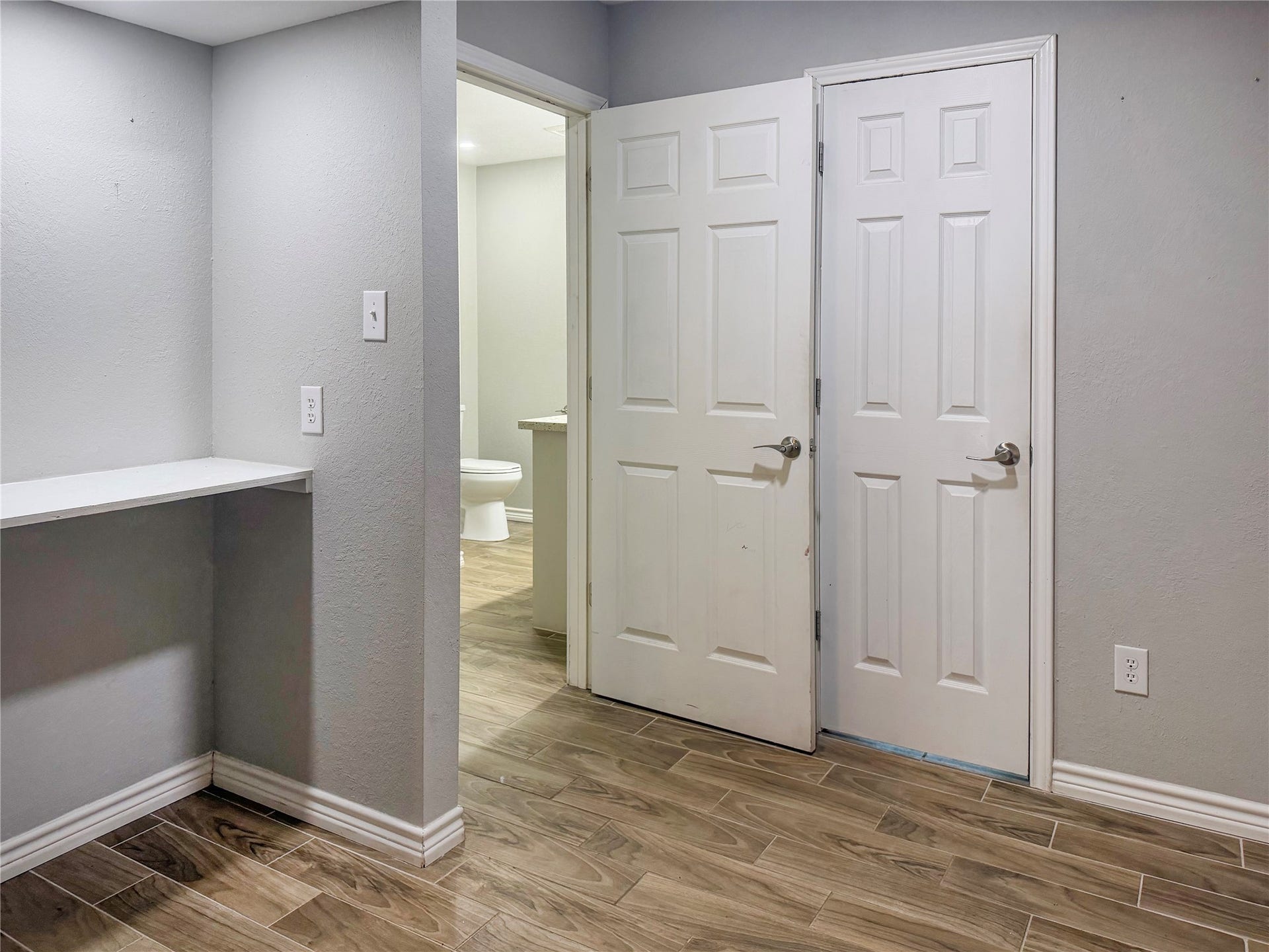 816 W Mulberry, Angleton, TX 77515 small built in, in the master bedroom
Primary bedroom features a small built-in nook, providing additional space for storage or displaying decorative items.