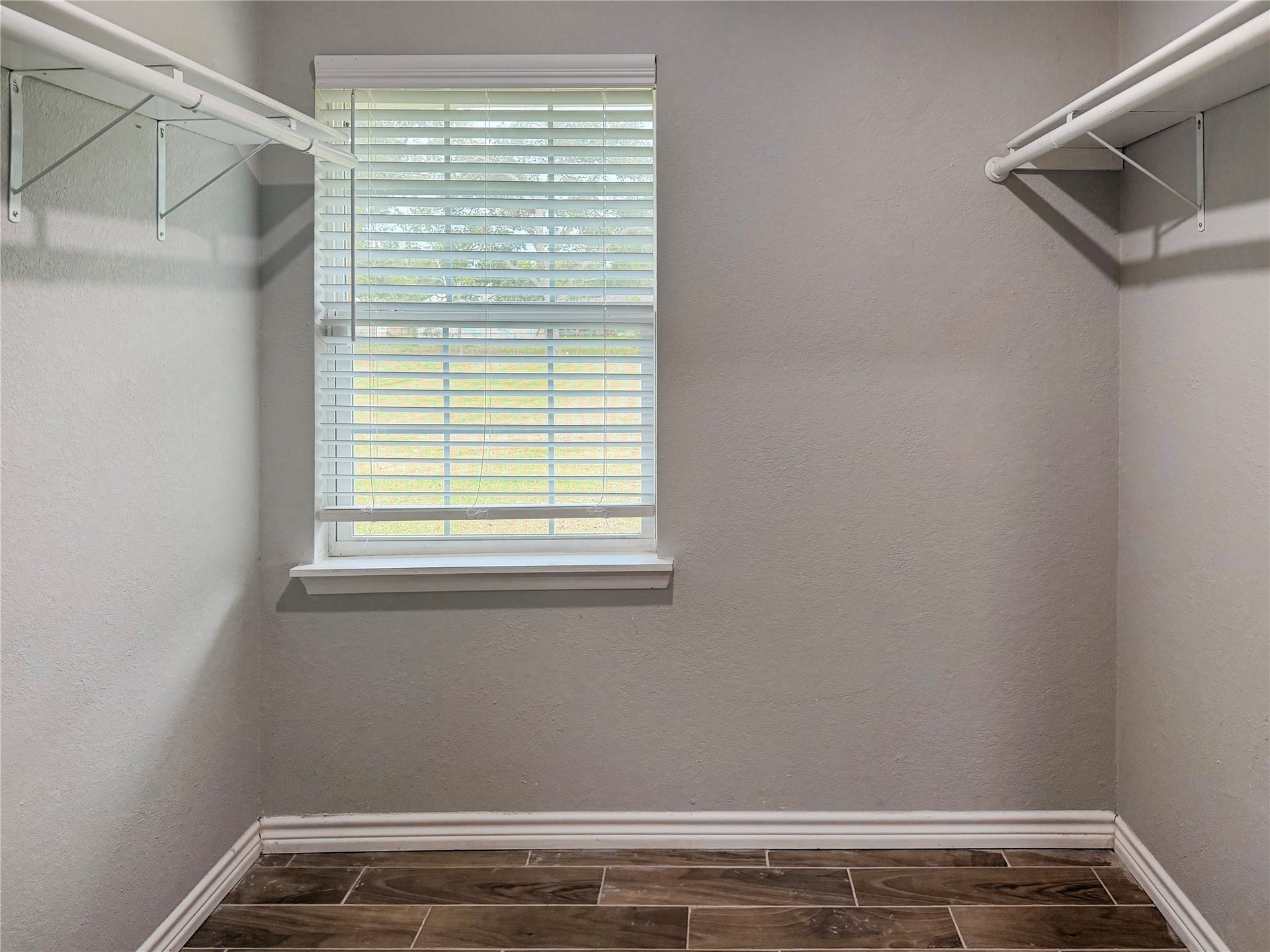 816 W Mulberry, Angleton, TX 77515 Primary bedroom features a spacious closet, providing ample room for clothing, shoes, and additional storage.