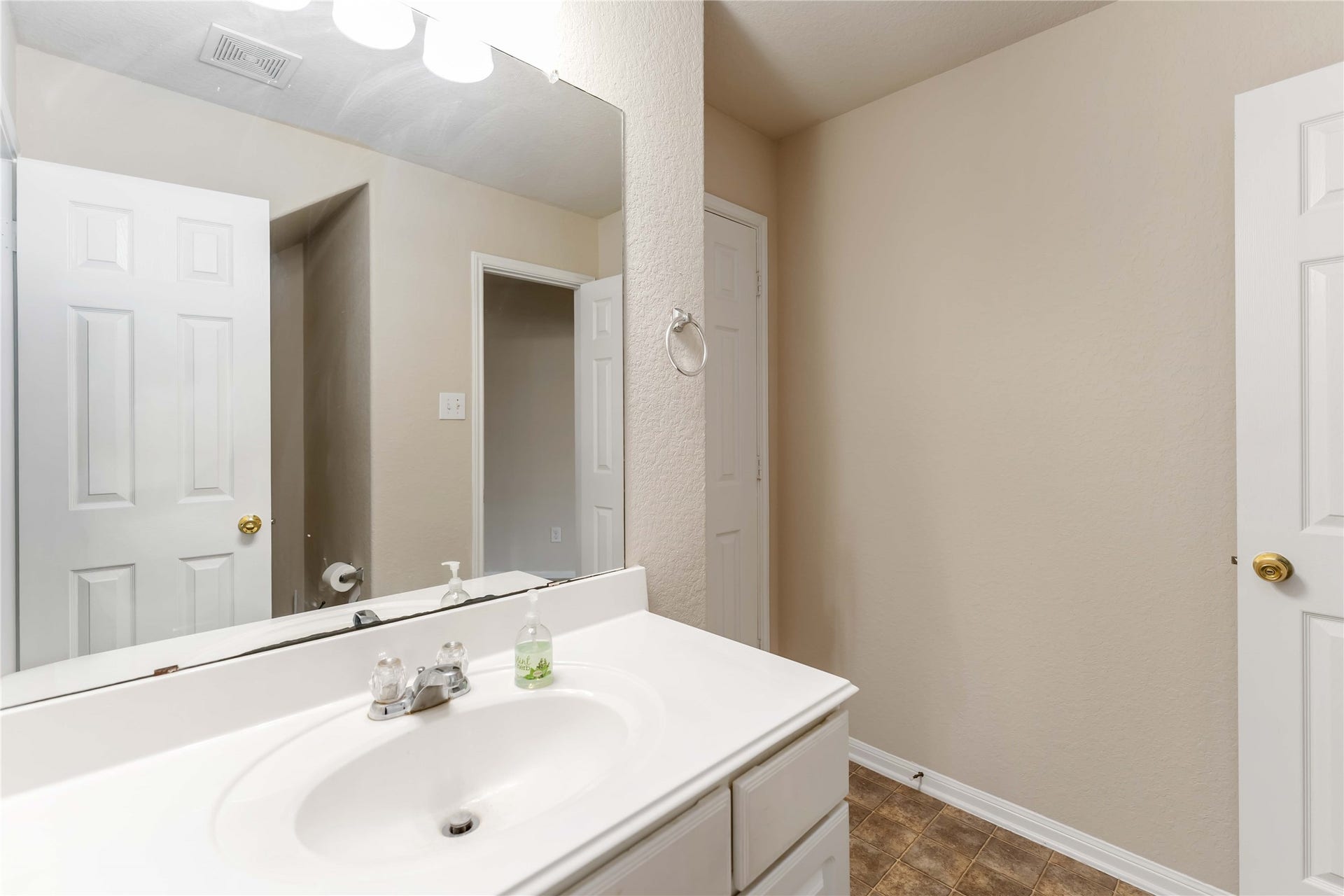 2114 Bishop Hollow Lane, Rosenberg, TX 77471 Secondary Bathroom