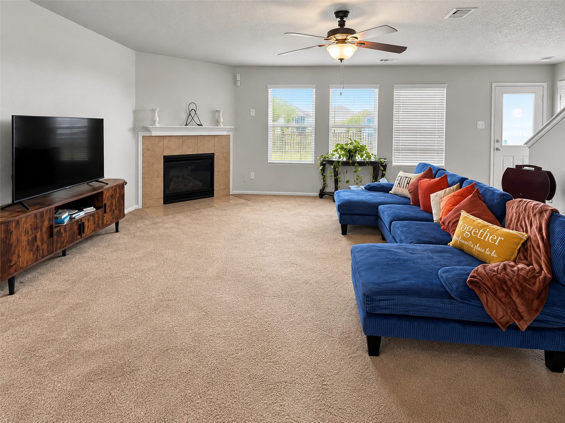 2114 Bishop Hollow Lane, Rosenberg, TX 77471 Living Room