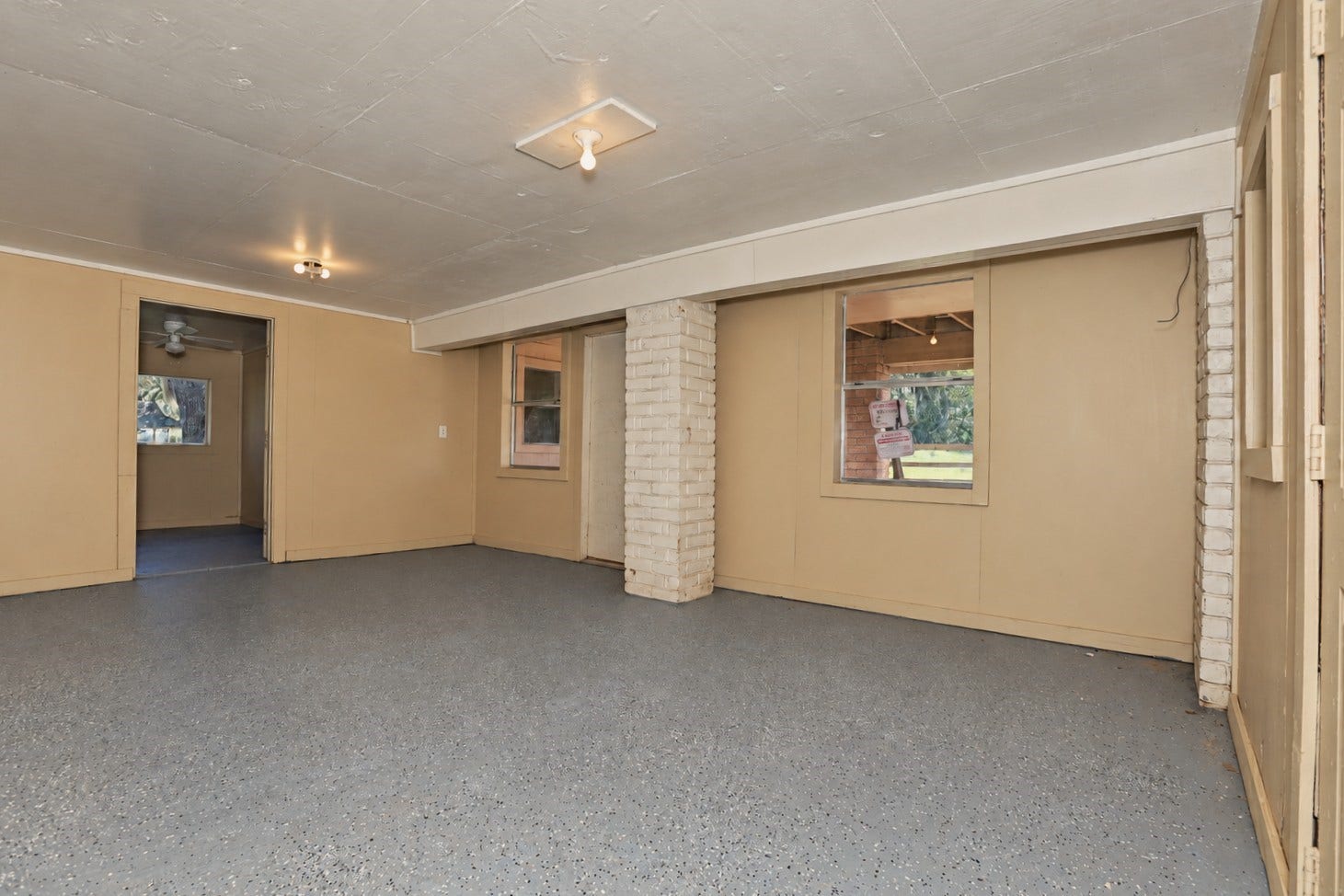 2236 Ridgewood Drive, West Columbia, TX 77486 Downstairs Living Room