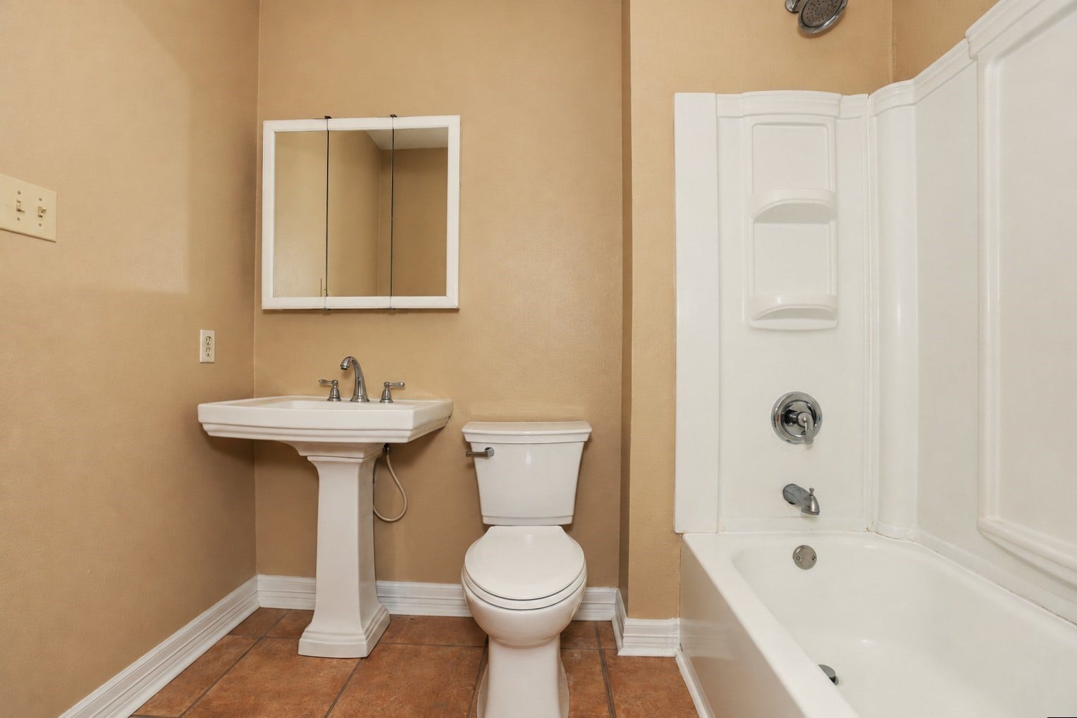 2236 Ridgewood Drive, West Columbia, TX 77486 2nd Bathroom