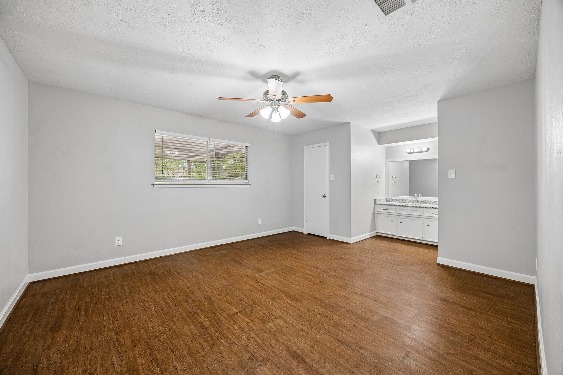 130 Red Oak Lane, Conroe, TX 77304