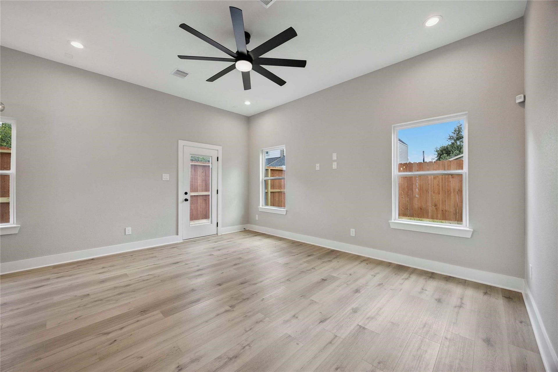 811 E 32nd Street, Houston, TX 77022 811 E 32nd Street, Houston, TX 77022