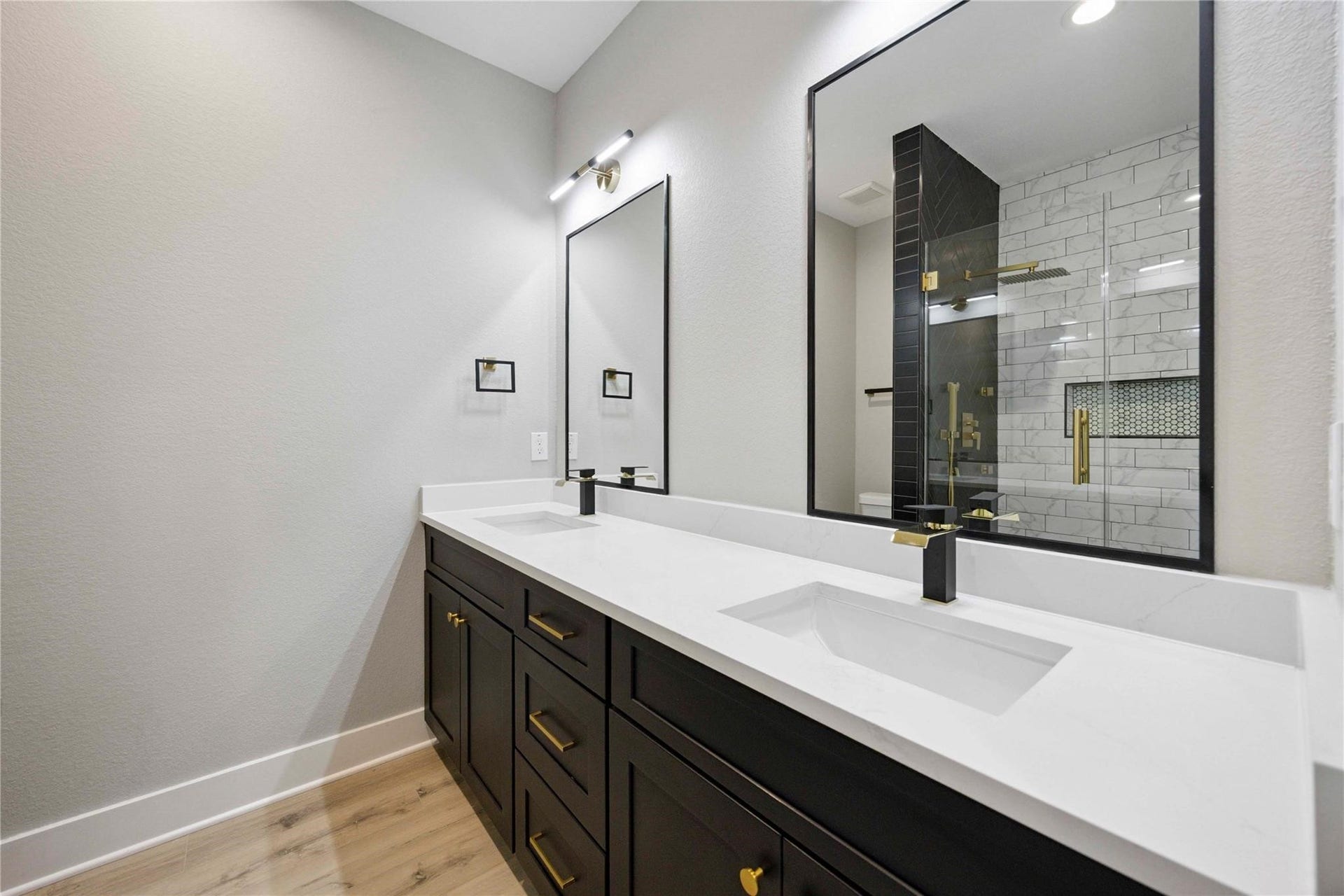 811 E 32nd Street, Houston, TX 77022 811 E 32nd Street, Houston, TX 77022