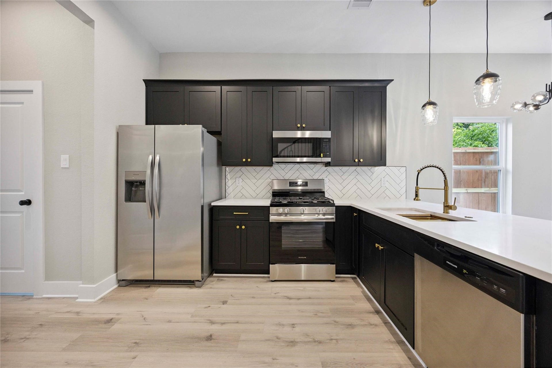 811 E 32nd Street, Houston, TX 77022 811 E 32nd Street, Houston, TX 77022