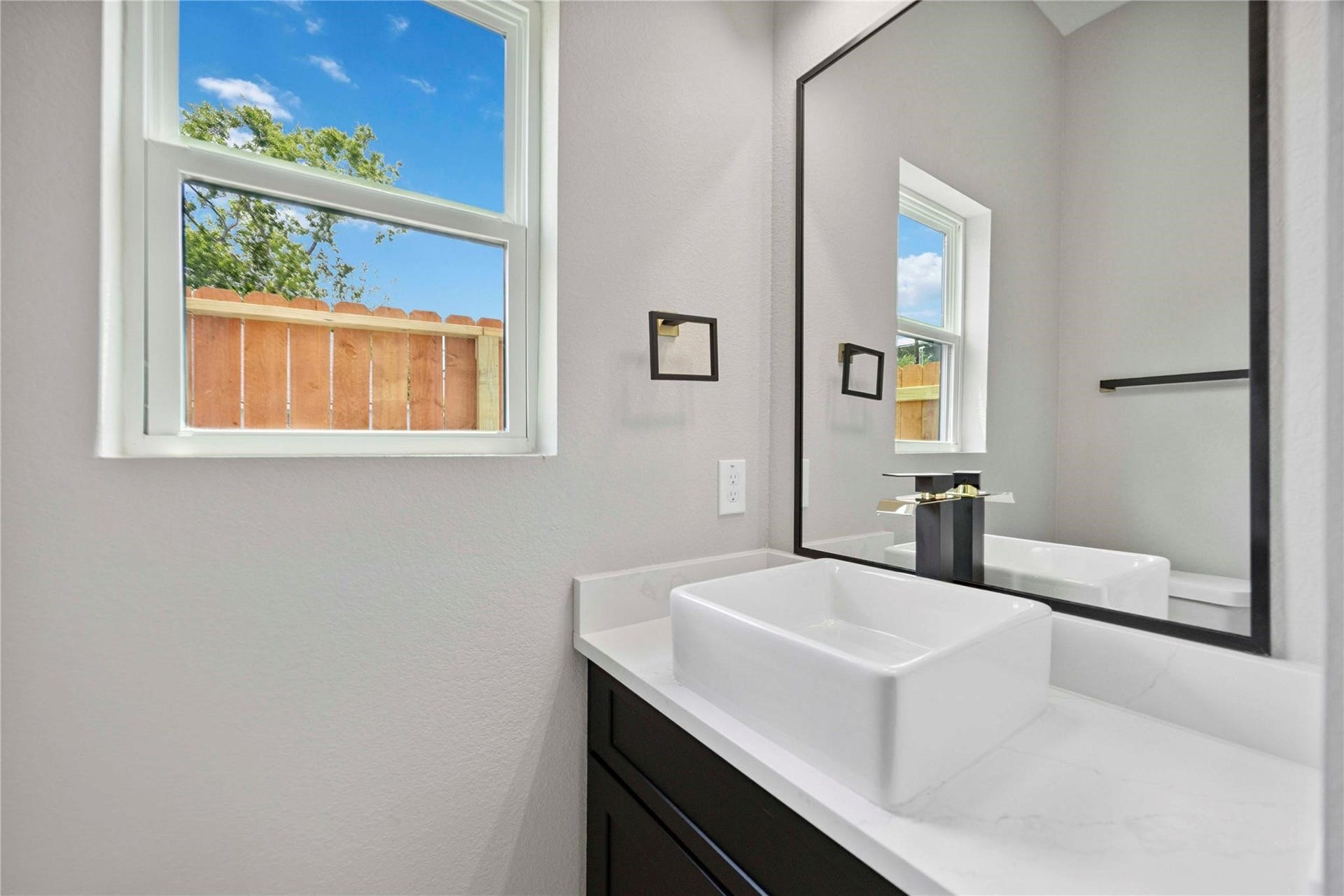 811 E 32nd Street, Houston, TX 77022 811 E 32nd Street, Houston, TX 77022