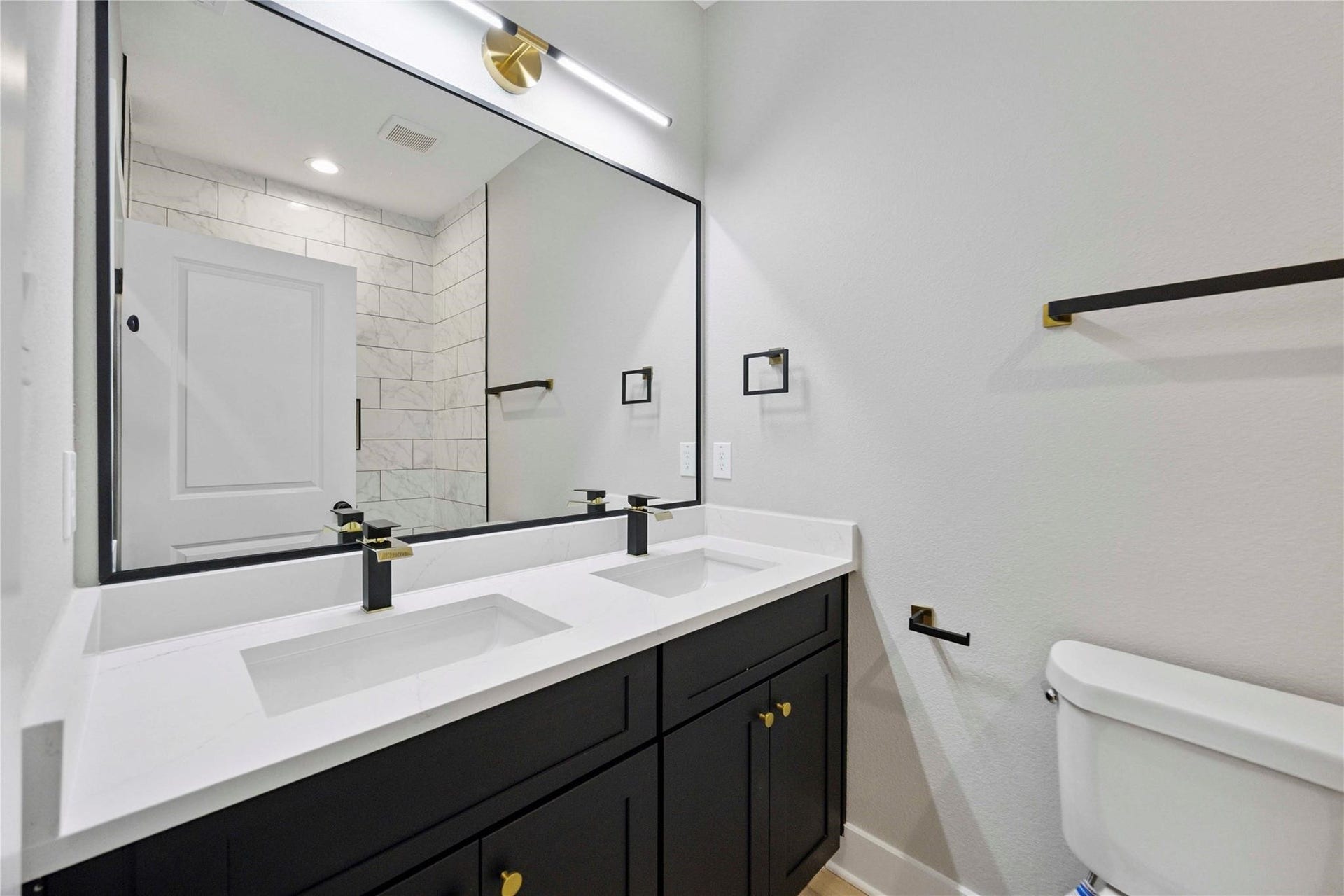 811 E 32nd Street, Houston, TX 77022 811 E 32nd Street, Houston, TX 77022