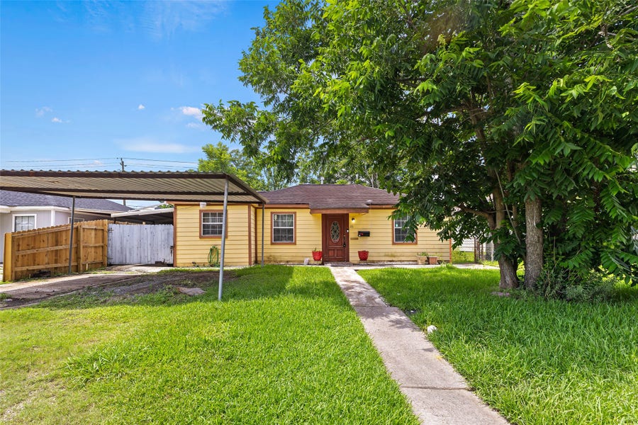 Property photo for 211 Crescent Drive, Pasadena, TX