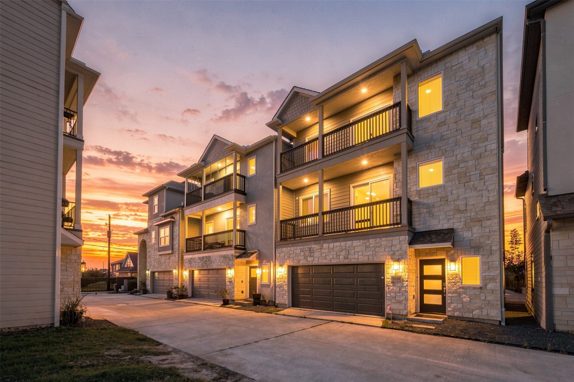 1444 W 34th 1/2 Street, Houston, TX 77018 Twilight View