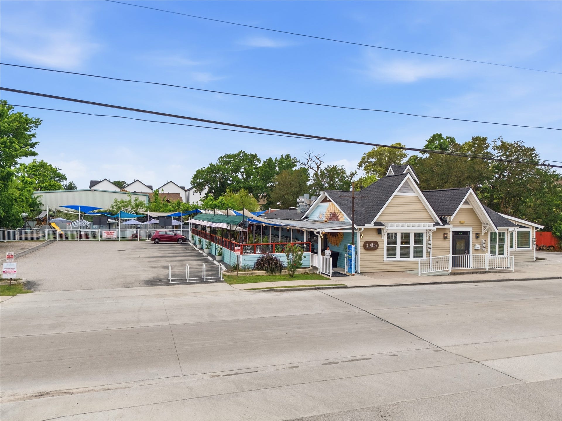 1444 W 34th 1/2 Street, Houston, TX 77018 Walk to neighborhood favorite dAlba for a relaxed local dining experience just minutes from home.