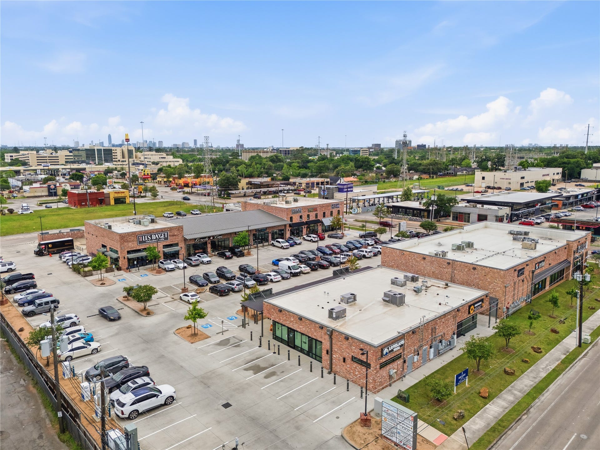 1444 W 34th 1/2 Street, Houston, TX 77018 Nearby shopping and dining add to the convenience, including local favorites like Luce Coffee and Les Baget for coffee, brunch, and everyday stops close to home.