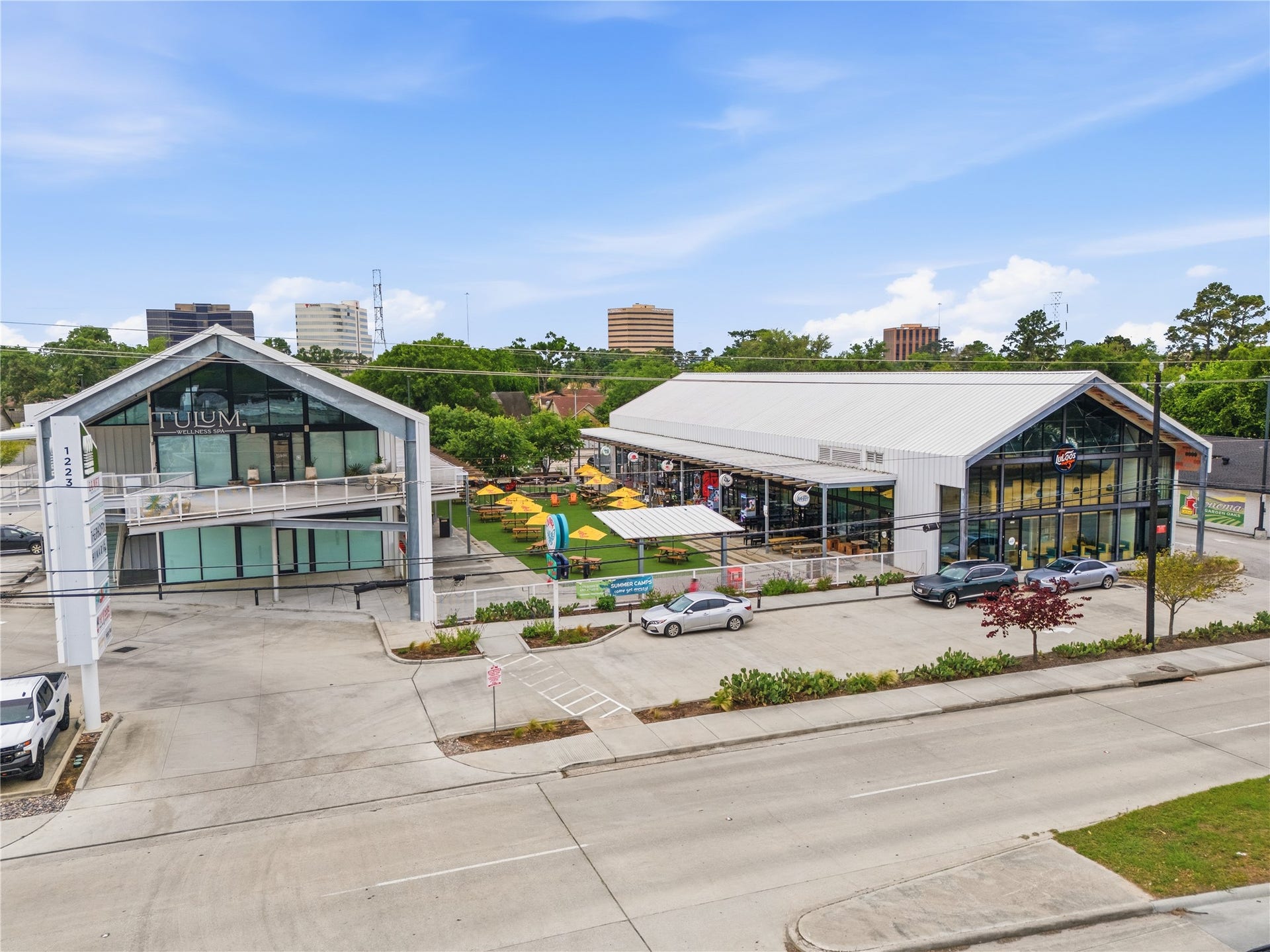 1444 W 34th 1/2 Street, Houston, TX 77018 Nearby Stomping Grounds brings restaurants, shops, wellness, and family-friendly gathering spaces just minutes from home - adding even more convenience to the Garden Oaks/Oak Forest lifestyle.