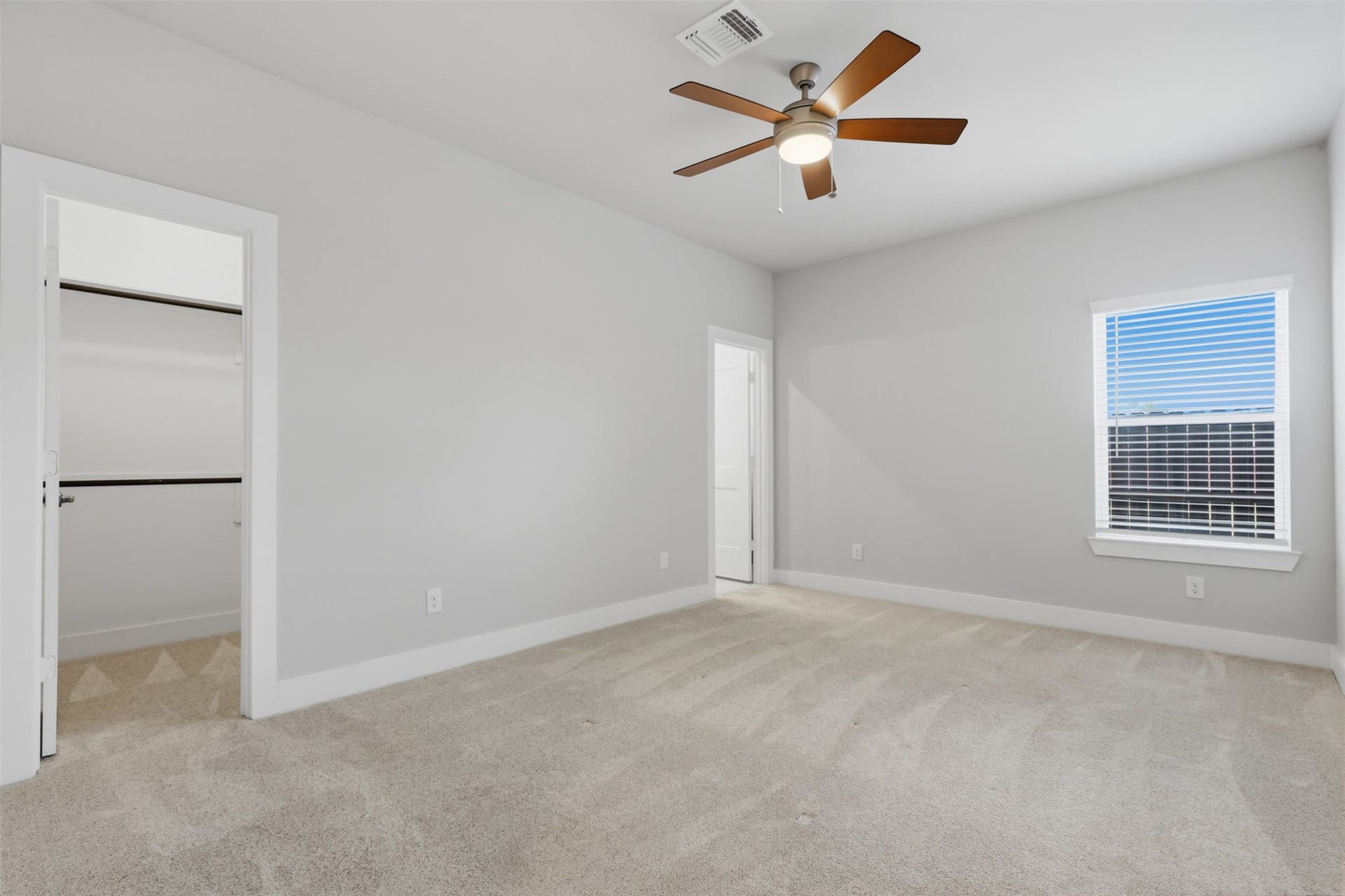 1444 W 34th 1/2 Street, Houston, TX 77018 Oversized first-floor secondary bedroom offers exceptional flexibility for guests, a private office, or multigenerational living, complete with generous closet space.