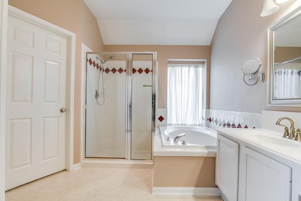 1718 BUMELIA COURT, Sugar Land, TX 77479 TAKE A RELAXING SOAK OR ENJOY A LUXURY WALK-IN
SHOWER IN THIS SPA-QUALITY BATHROOM.