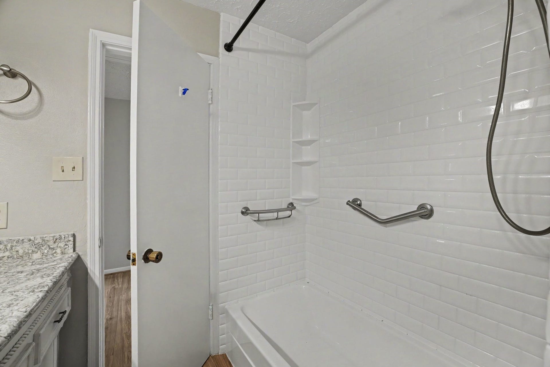 44 Chapparal Court, Missouri City, TX 77459 Complete with a tub/shower combination, ample cabinet storage, and functional towel bars, this secondary bath effortlessly combines style and convenience for everyday living.