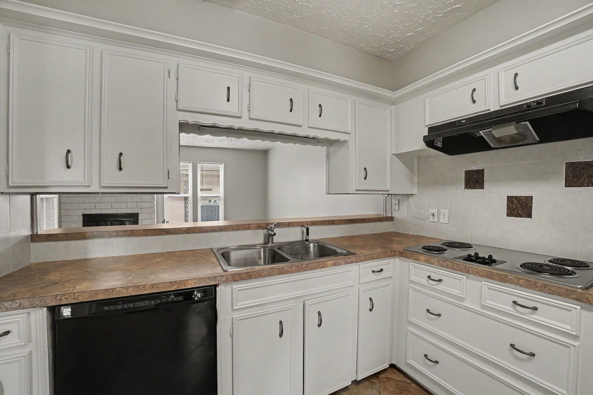 44 Chapparal Court, Missouri City, TX 77459 With generous counter space and ample cabinet storage, this thoughtfully arranged galley-style layout is built for efficient meal prep and effortless everyday cooking.