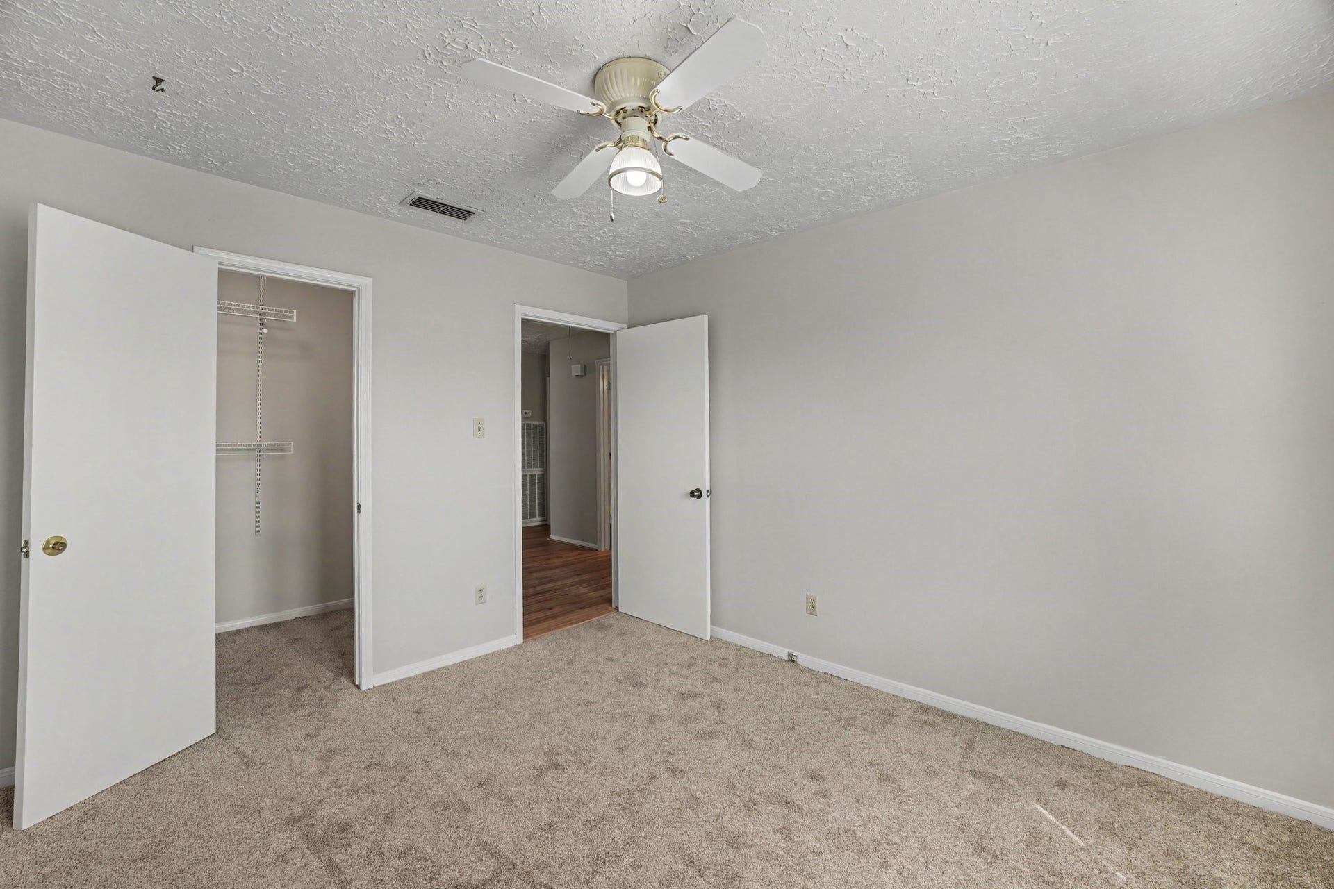 44 Chapparal Court, Missouri City, TX 77459 An overhead, a white ceiling fan with integrated lighting ensures year-round comfort and airflow. This comfortable bedroom serves as an ideal setup for a guest room or a nursery.