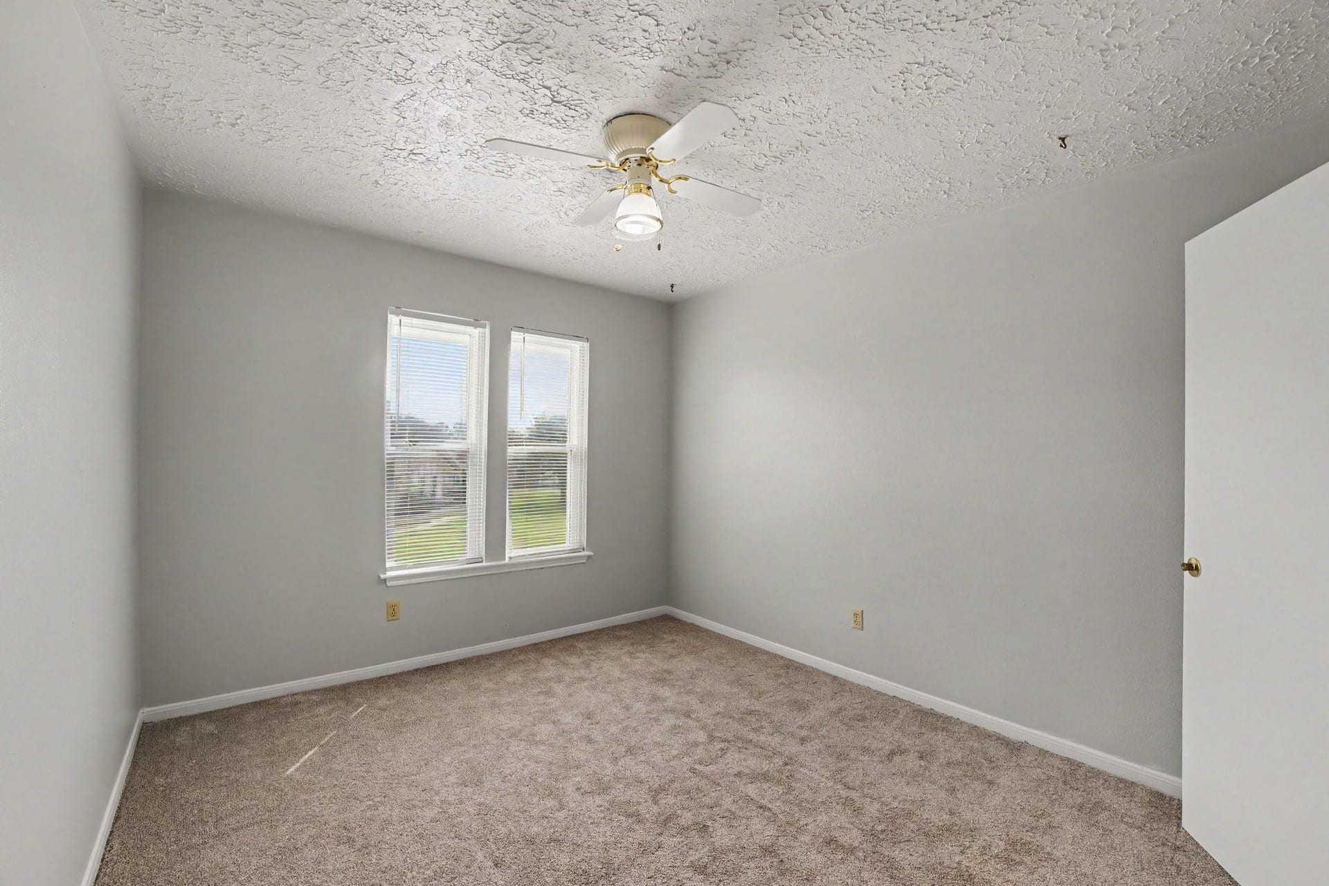 44 Chapparal Court, Missouri City, TX 77459 This bright and inviting secondary bedroom offers a cozy retreat with plush neutral carpetingwith double windows outfitted with white blinds fill the space with natural sunlight and offer pleasant outdoor views.