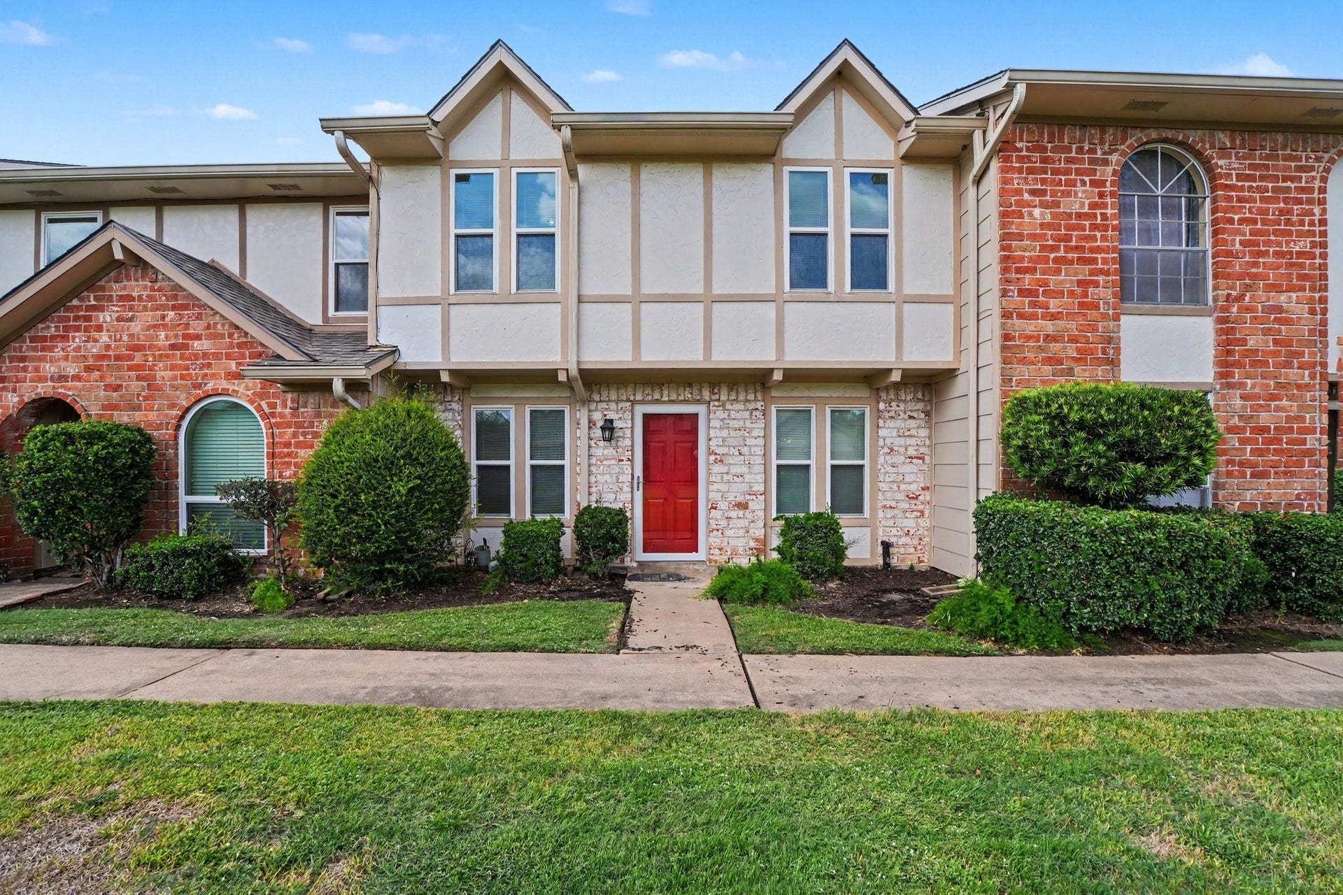 44 Chapparal Court, Missouri City, TX 77459 Step into warmth and style with this charming two-story residence that perfectly balances classic character and irresistible curb appeal.