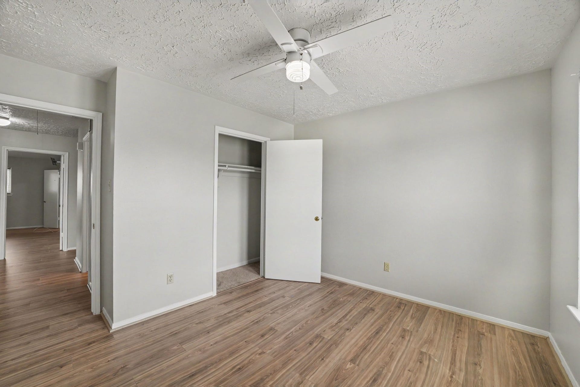 44 Chapparal Court, Missouri City, TX 77459 An open closet with built-in hanging storage offers efficient organization, while a white modern ceiling fan with central lighting provides year-round comfort.