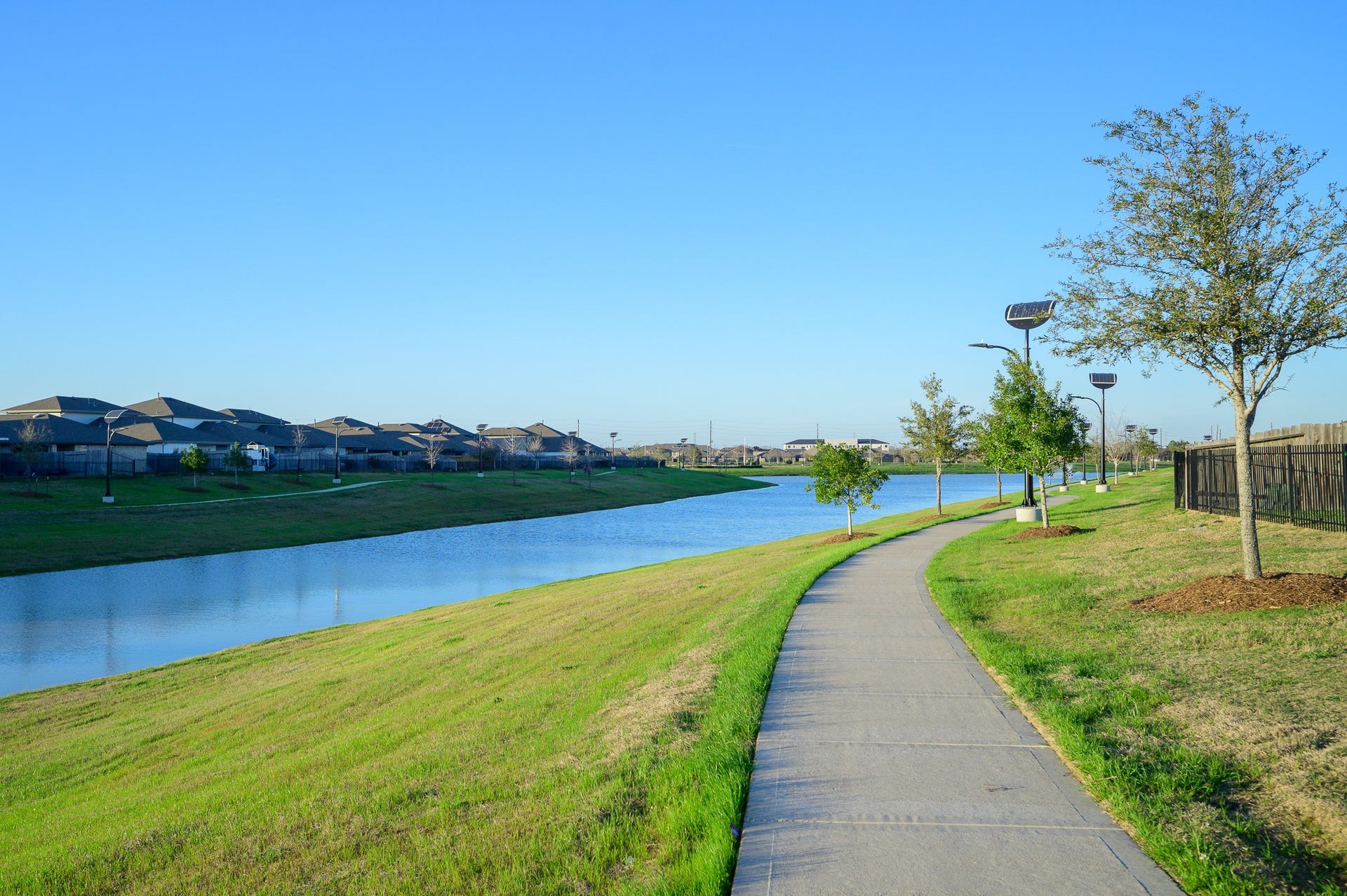 Community amenities include pool, walking trails with waterview, playground, splash pad.