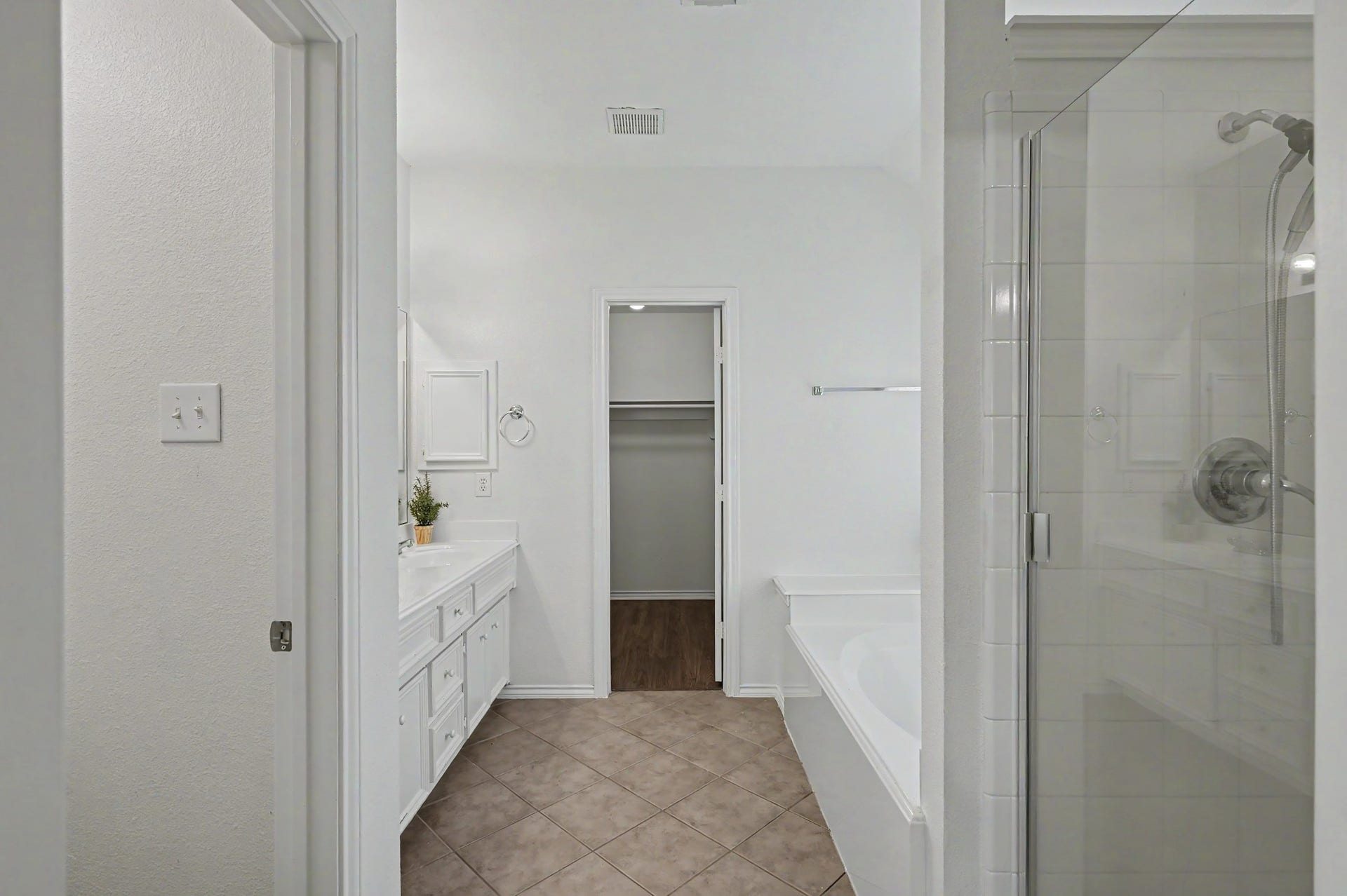 Your primary en-suite bath includes both a soaking tub and separate shower, letting you choose between a quick start to the morning or a quiet soak at night.