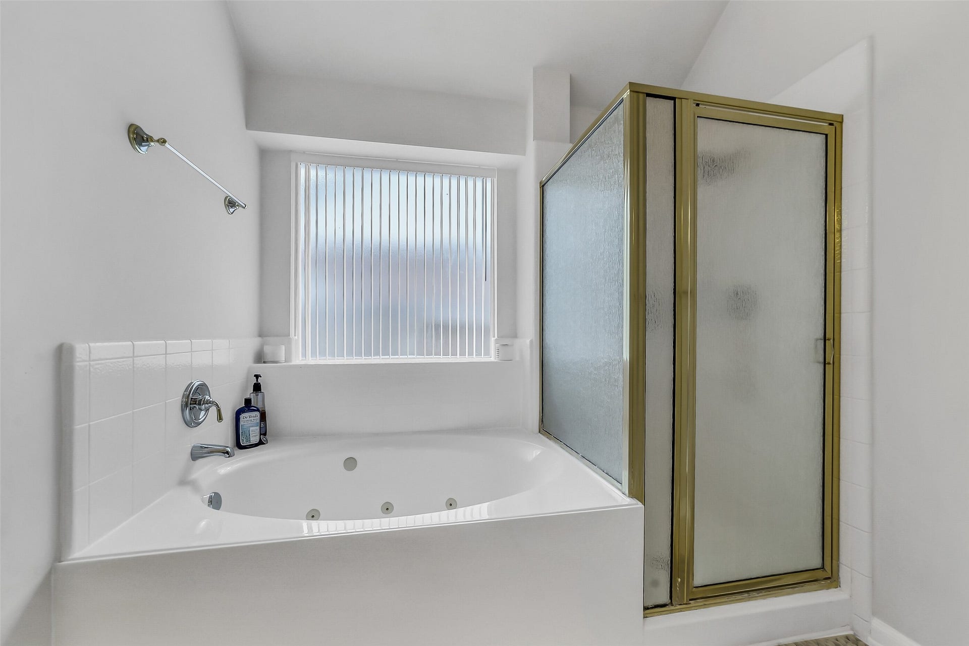 11219 Timbercreek Falls Drive, Houston, TX 77095 Indulge in spa-like relaxation with a luxurious Jacuzzi tub and a sleek separate shower in the primary bathroom.