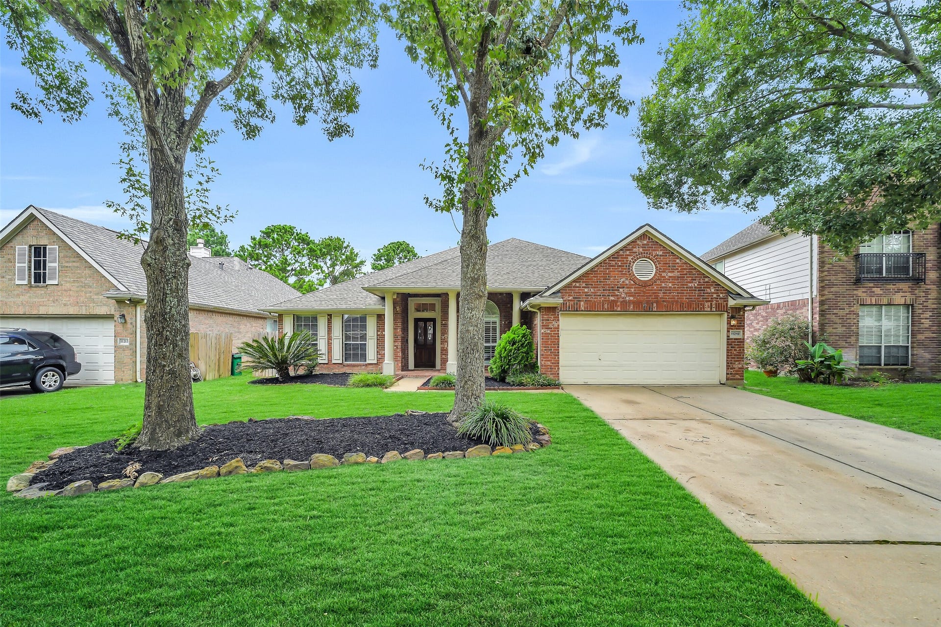 11219 Timbercreek Falls Drive, Houston, TX 77095 Discover this stunning one-story home in Riata Ranch, perfectly located just minutes from major highways and the upscale shopping and dining of Towne Lake.