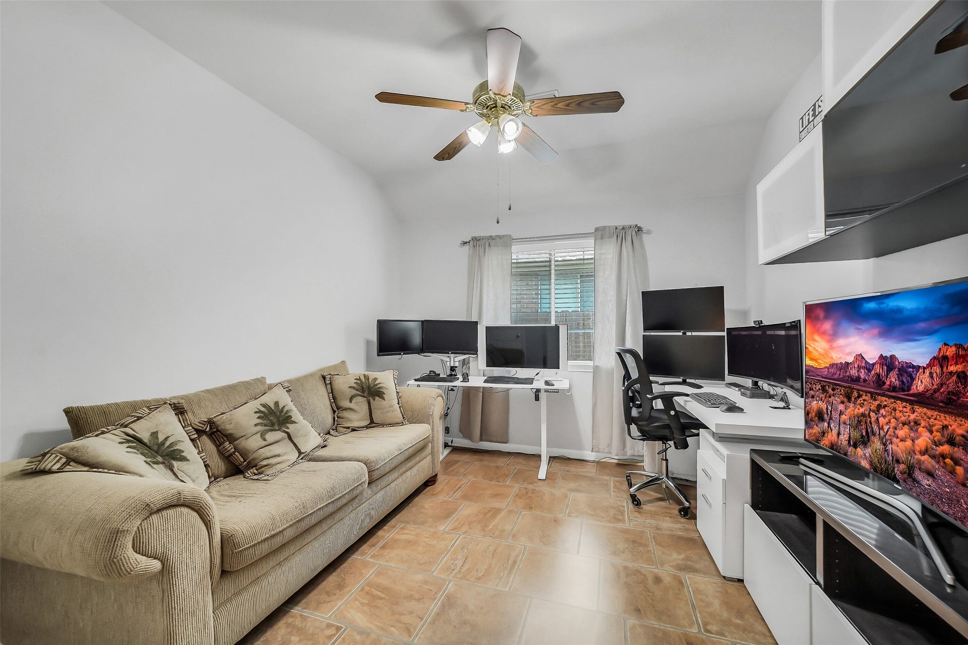 11219 Timbercreek Falls Drive, Houston, TX 77095 This versatile room, featuring a ceiling fan, offers the perfect space for an office, a fourth bedroom, or a lively game room, catering to your lifestyle needs.