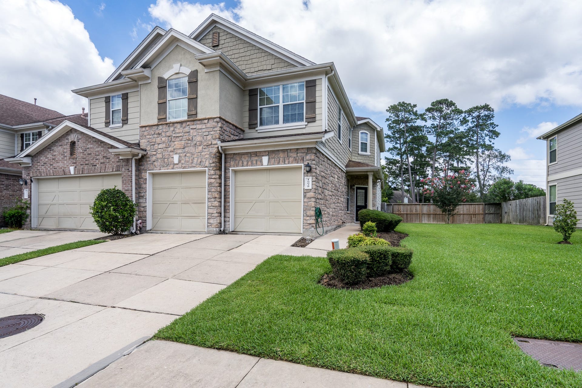 16028 Limestone Lake Drive, Tomball, TX 77377 Welcome to 16028 Limestone Lake Dr in the gated community of Lakewood Place. This corner-positioned townhome offers additional green space and excellent curb appeal.