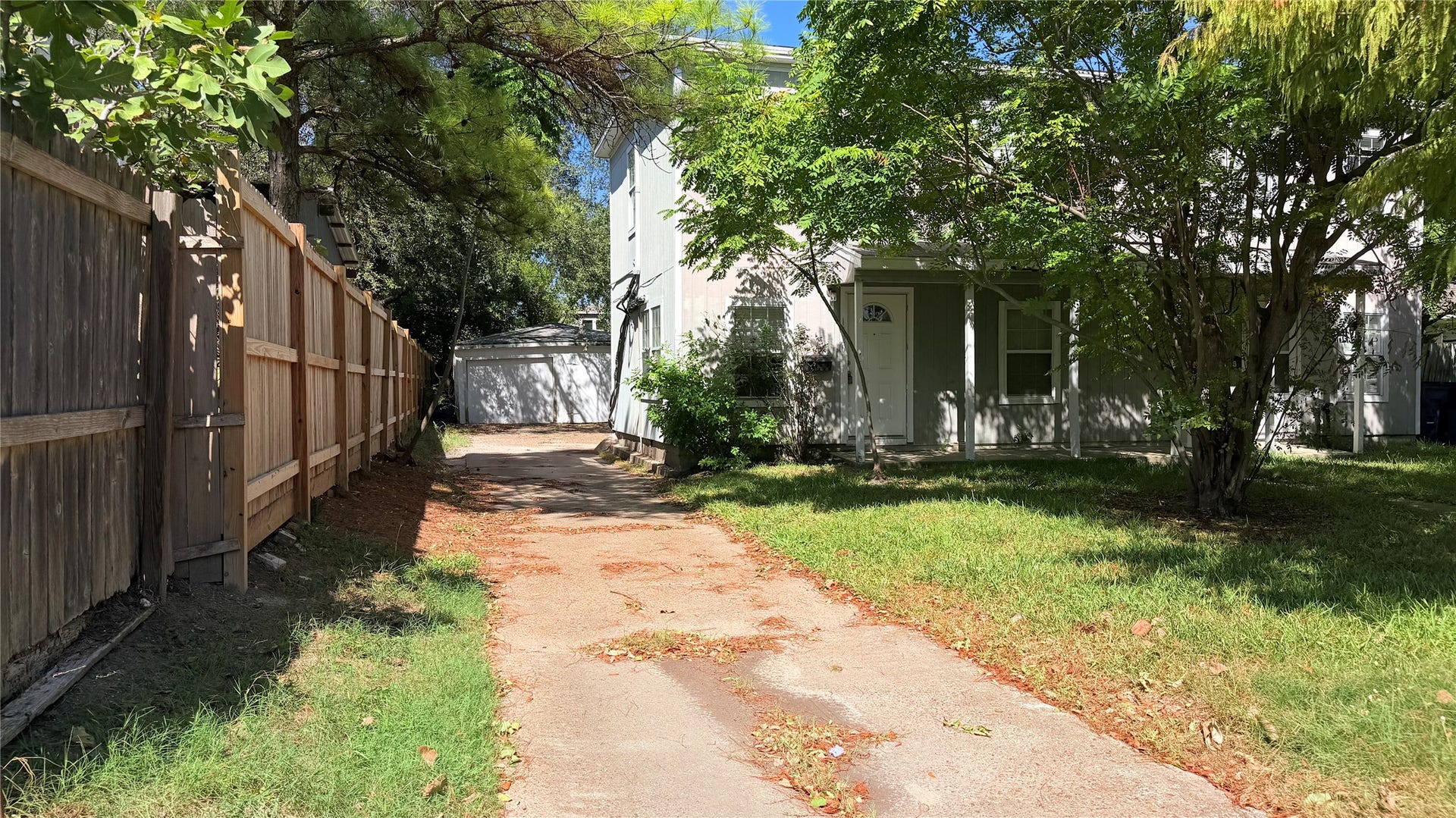 1120 Hunter Drive, #A, Texas City, TX 77590 Long Driveway