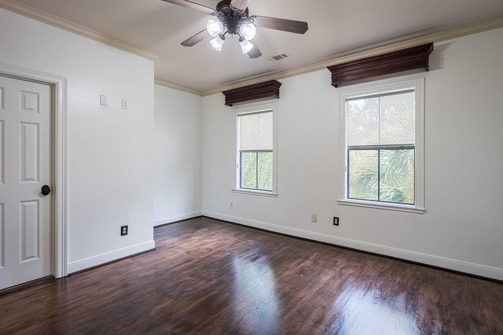This secondary room has an en-suite bath and
