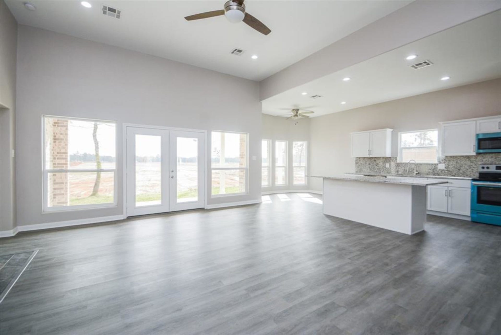12328 N Chestnut Hills Drive, Conroe, TX 77303 Living Room