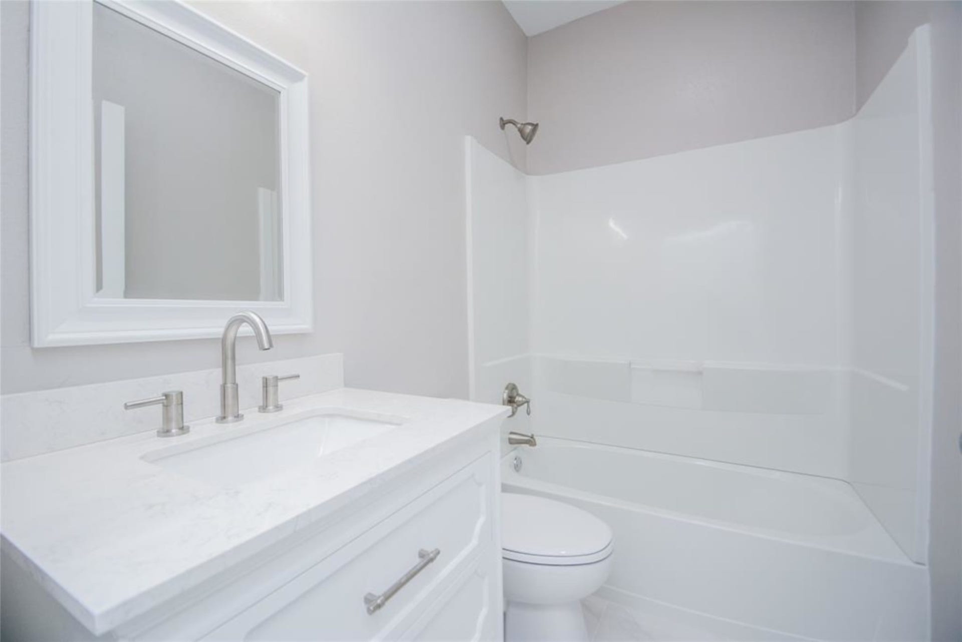 12328 N Chestnut Hills Drive, Conroe, TX 77303 2nd Full Bathroom
