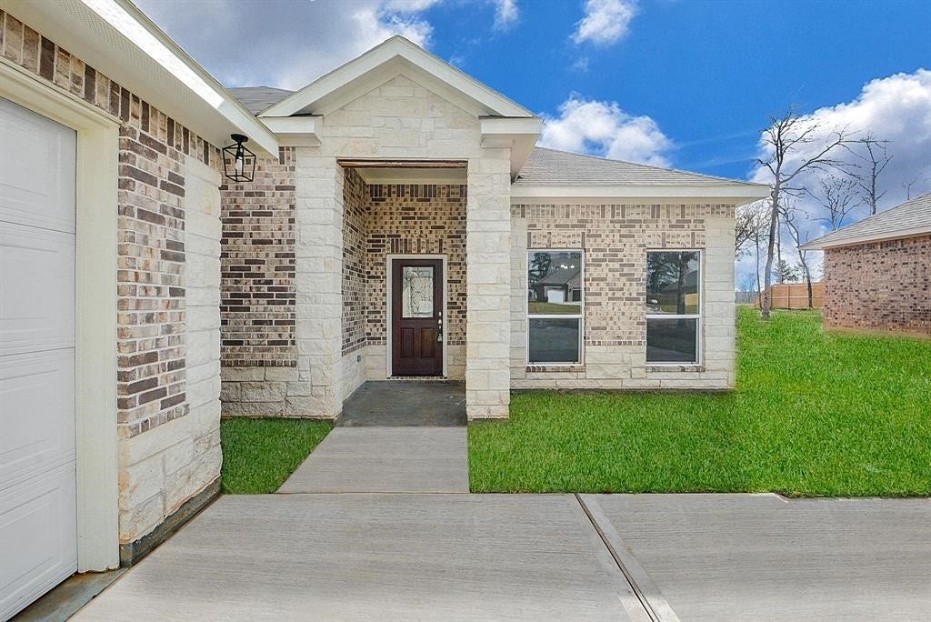 12328 N Chestnut Hills Drive, Conroe, TX 77303 Front Porch
