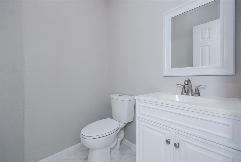 12328 N Chestnut Hills Drive, Conroe, TX 77303 Half Bath