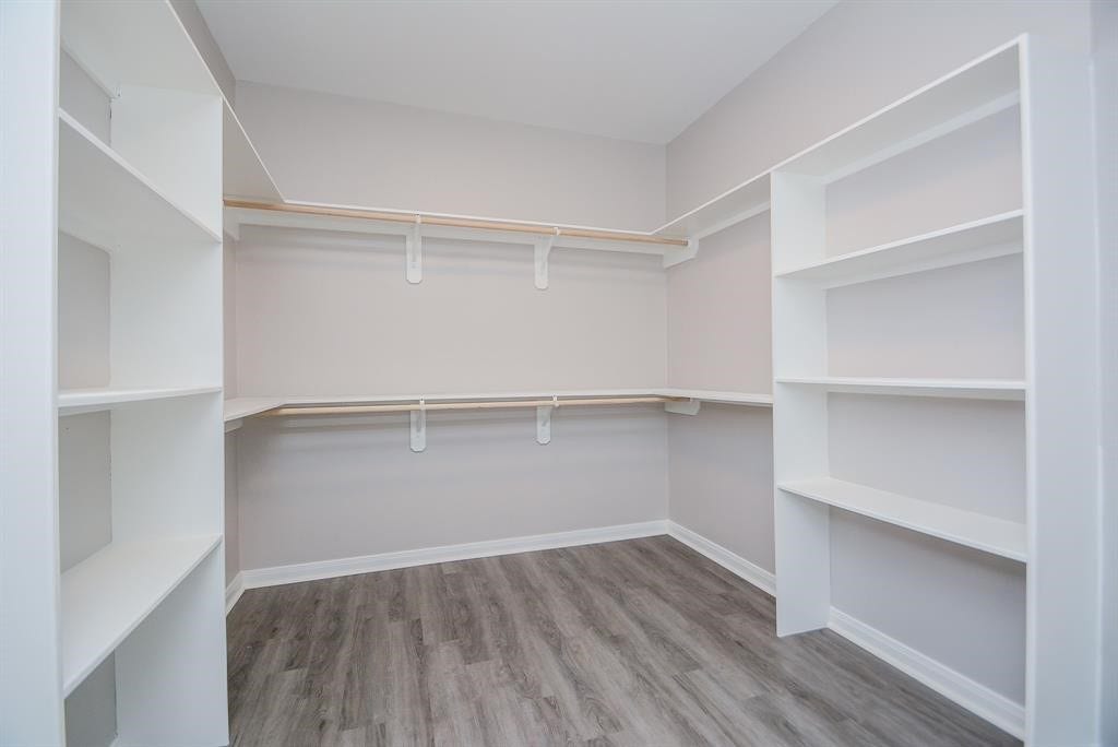 12328 N Chestnut Hills Drive, Conroe, TX 77303 Master Closet